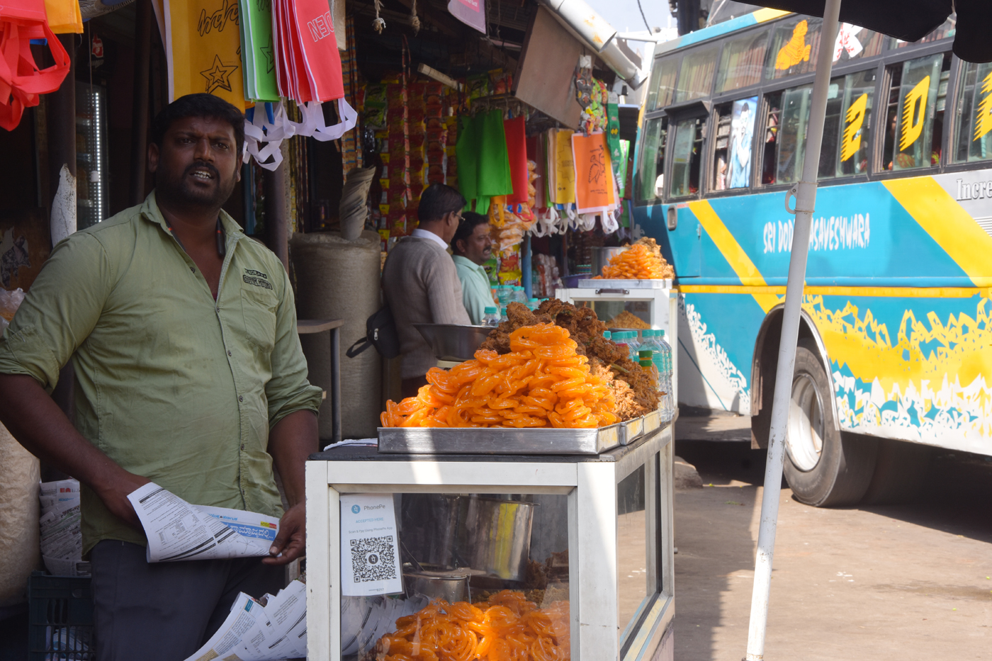 ಚಿತ್ರದುರ್ಗದ ಖಾಸಗಿ ಬಸ್‌ ನಿಲ್ದಾಣದಲ್ಲಿ ತೆರೆದಿಟ್ಟಿರುವ ಆಹಾರ ಪದಾರ್ಥ