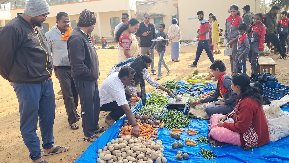 ಹಿರೀಸಾವೆ: ಸಂತೆಯಲ್ಲಿ ಪೋಷಕರ ಬೆಳೆ, ಮಕ್ಕಳ ಬೆಲೆ; ವ್ಯಾಪಾರ ಜೋರು 