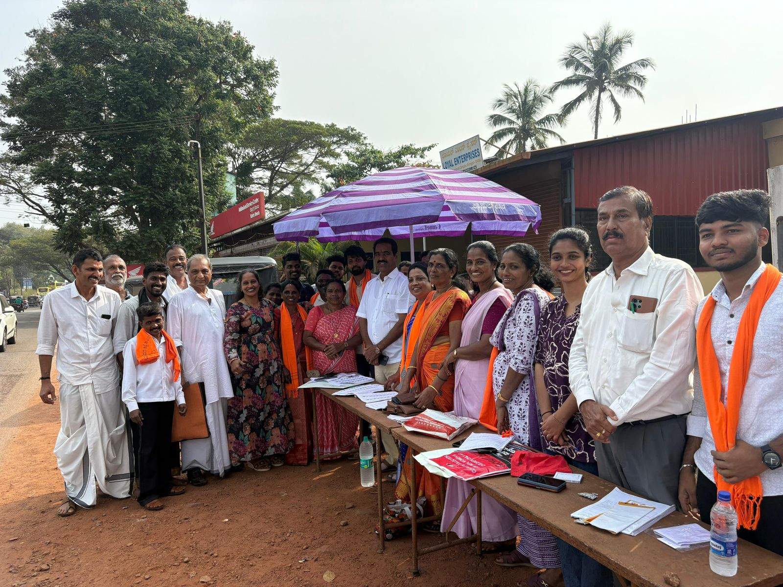 ಕಿನ್ನಿಗೋಳಿ ಪಟ್ಟಣ ಪಂಚಾಯಿತಿಯ ಚುನಾವಣಾ ಕೇಂದ್ರದ ಪಕ್ಷದ ಬೂತ್‌ಗೆ ಶಾಸಕ ಉಮಾನಾಥ ಕೋಟ್ಯಾನ್ ಭೇಟಿ ನೀಡಿದರು 