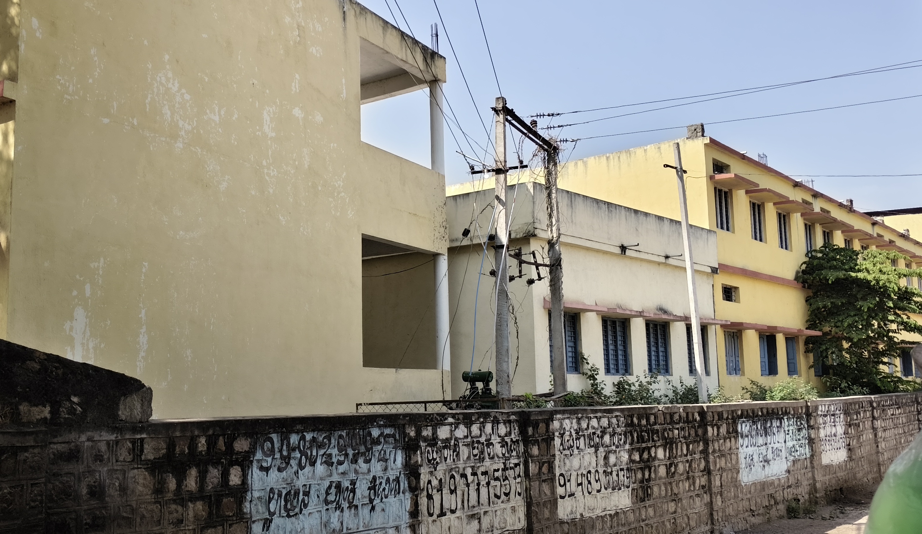 ಕೊಡೆಕಲ್‌ನ ಸರ್ಕಾರಿ ಪ್ರೌಢ ಶಾಲೆಯ ಆವರಣದಲ್ಲಿನ ವಿದ್ಯುತ್ ಪರಿವರ್ತಕ