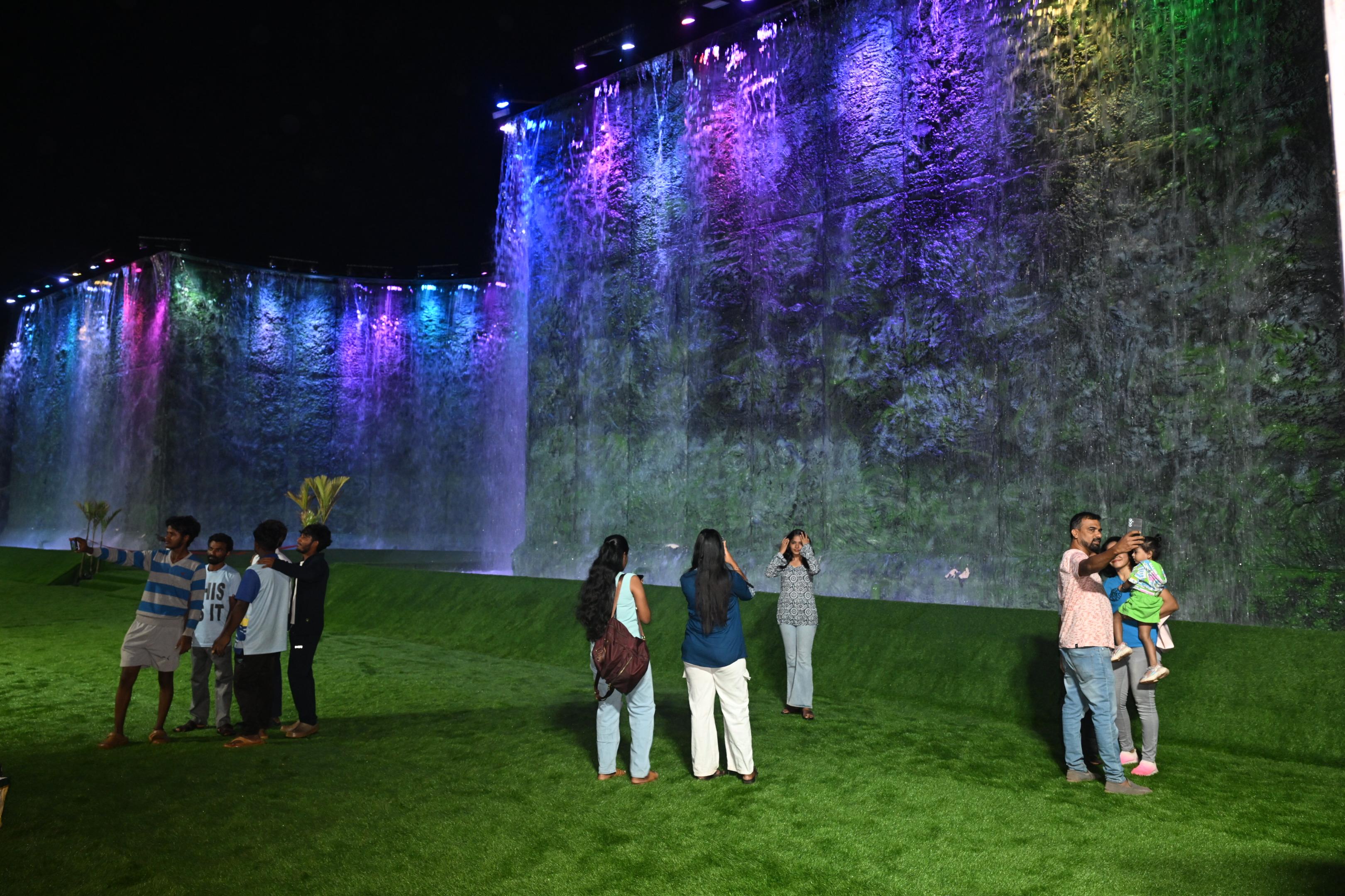 ಮಂಗಳೂರಿನ ಕರಾವಳಿ ಉತ್ಸವ ಮೈದಾನದಲ್ಲಿ ನಿರ್ಮಿಸಿರುವ ನೀರ ಝರಿಯ ಸೊಬಗು ಆಸ್ವಾದಿಸುತ್ತಿರುವ ಜನರು