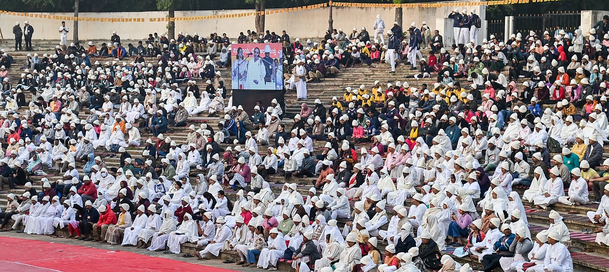 ಧ್ಯಾನ ದಿನಾಚರಣೆ: ಚಾಮುಂಡಿಬೆಟ್ಟ, ಮಾನಸಗಂಗೋತ್ರಿಯಲ್ಲಿ ಧ್ಯಾನ ಮಾಡಿದ ನಾಗರಿಕರು