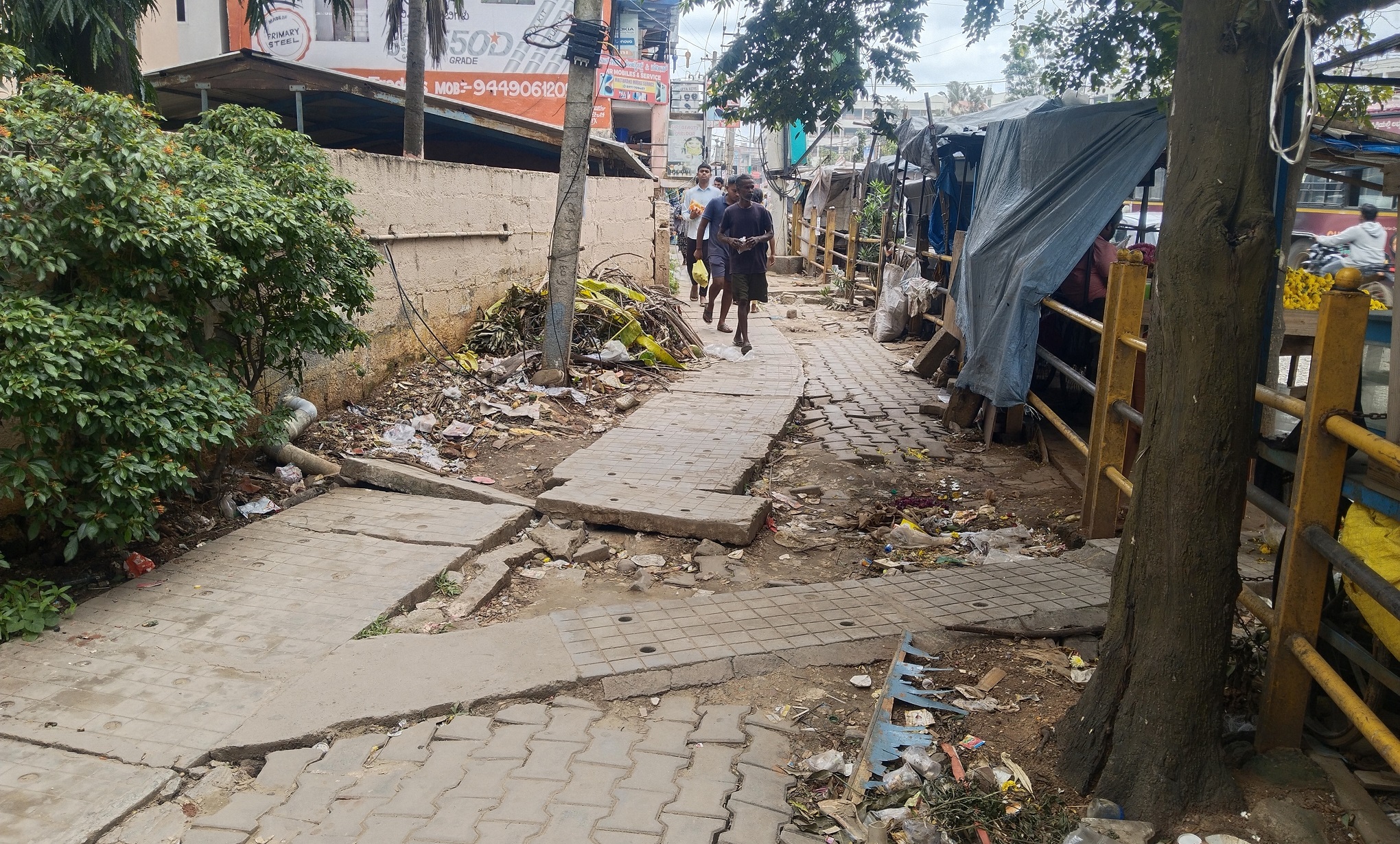 ಚಂದಾಪುರದ ಪಾದಚಾರಿ ಮಾರ್ಗದ ದುಸ್ಥಿತಿ