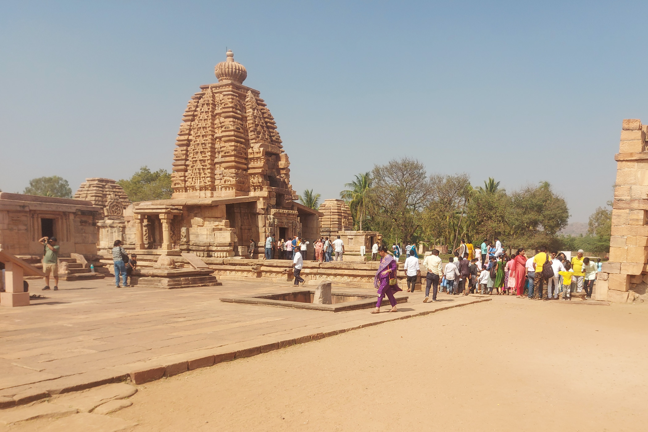 ವಿಶ್ವಪರಂಪರೆ ತಾಣ ಪಟ್ಟದಕಲ್ಲಿನಲ್ಲಿ ಮಕ್ಕಳು ಮತ್ತು ಪ್ರವಾಸಿಗರು ದೇವಾಲಯವನ್ನು ವೀಕ್ಷಿಸಿದರು