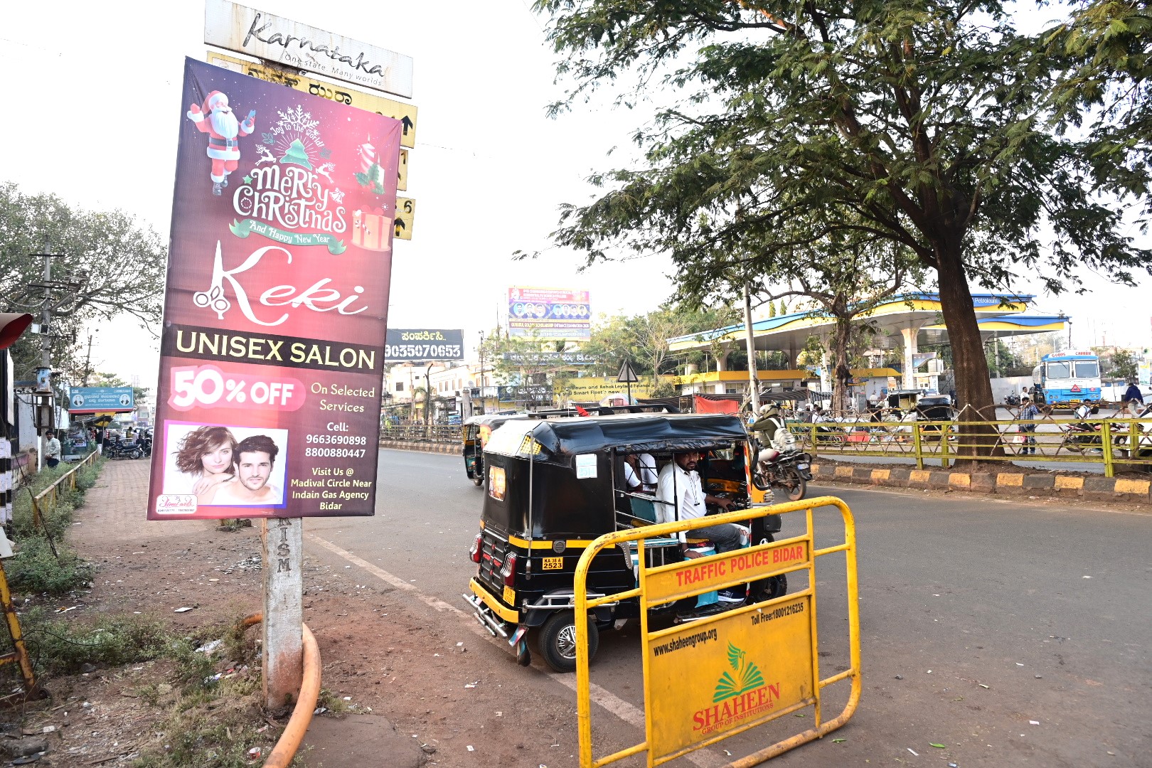 ಪ್ರಮುಖ ಸ್ಥಳಗಳ ನಾಮಫಲಕಕ್ಕೆ ಅಡ್ಡಲಾಗಿ ಫ್ಲೆಕ್ಸ್‌ ಹಾಕಿರುವುದು