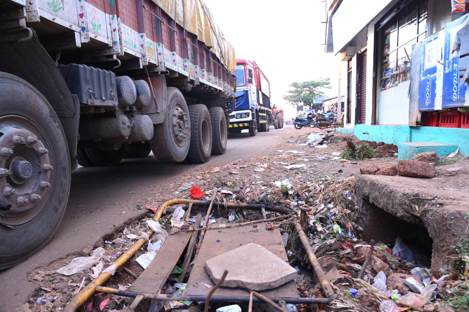 ಬೀದರ್‌ನ ಗುಂಪಾ ರಿಂಗ್‌ರೋಡ್‌ನ ಸಿದ್ದಾರೂಢ ವೃತ್ತದಲ್ಲಿರುವ ರಸ್ತೆಯಲ್ಲಿ ದೊಡ್ಡ ಗುಂಡಿ ಬಿದ್ದಿದ್ದು ವಾಹನಗಳು ಅಪಾಯದ ನಡುವೆ ಸಂಚರಿಸುತ್ತಿವೆ