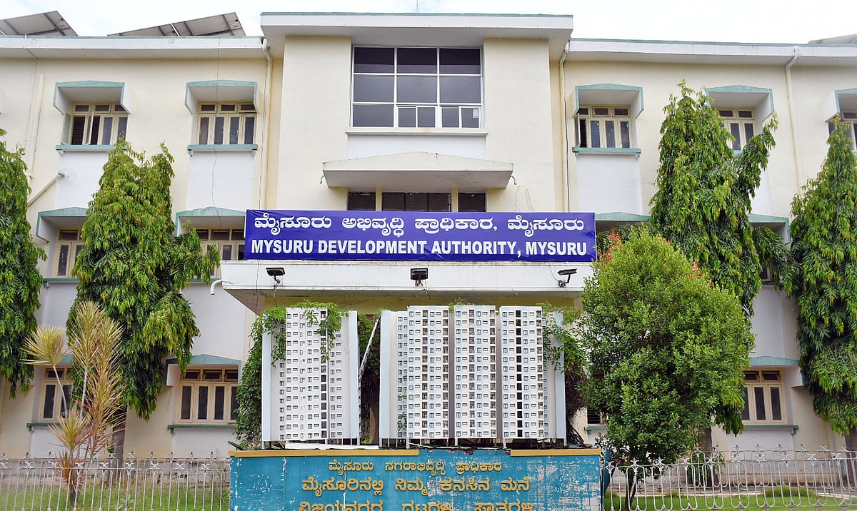 
ಮೈಸೂರು: ಎಂಡಿಎ ನಿವೇಶನದಲ್ಲಿನ ಅನಧಿಕೃತ ಕಟ್ಟಡ ತೆರವು
