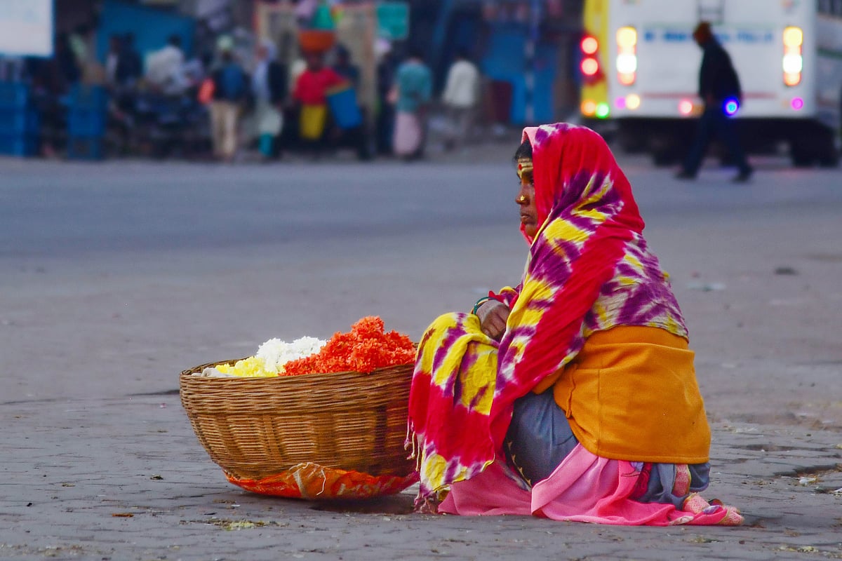 ಕೊರೆಯುವ ಚಳಿಗೆ ನಡುಗಿದ ಬದುಕು: ಸೂರ್ಯೋದಯಕ್ಕೂ ಮೊದಲೇ ಹೊಟ್ಟೆ ಹೊರೆಯುವ ಕಸರತ್ತು