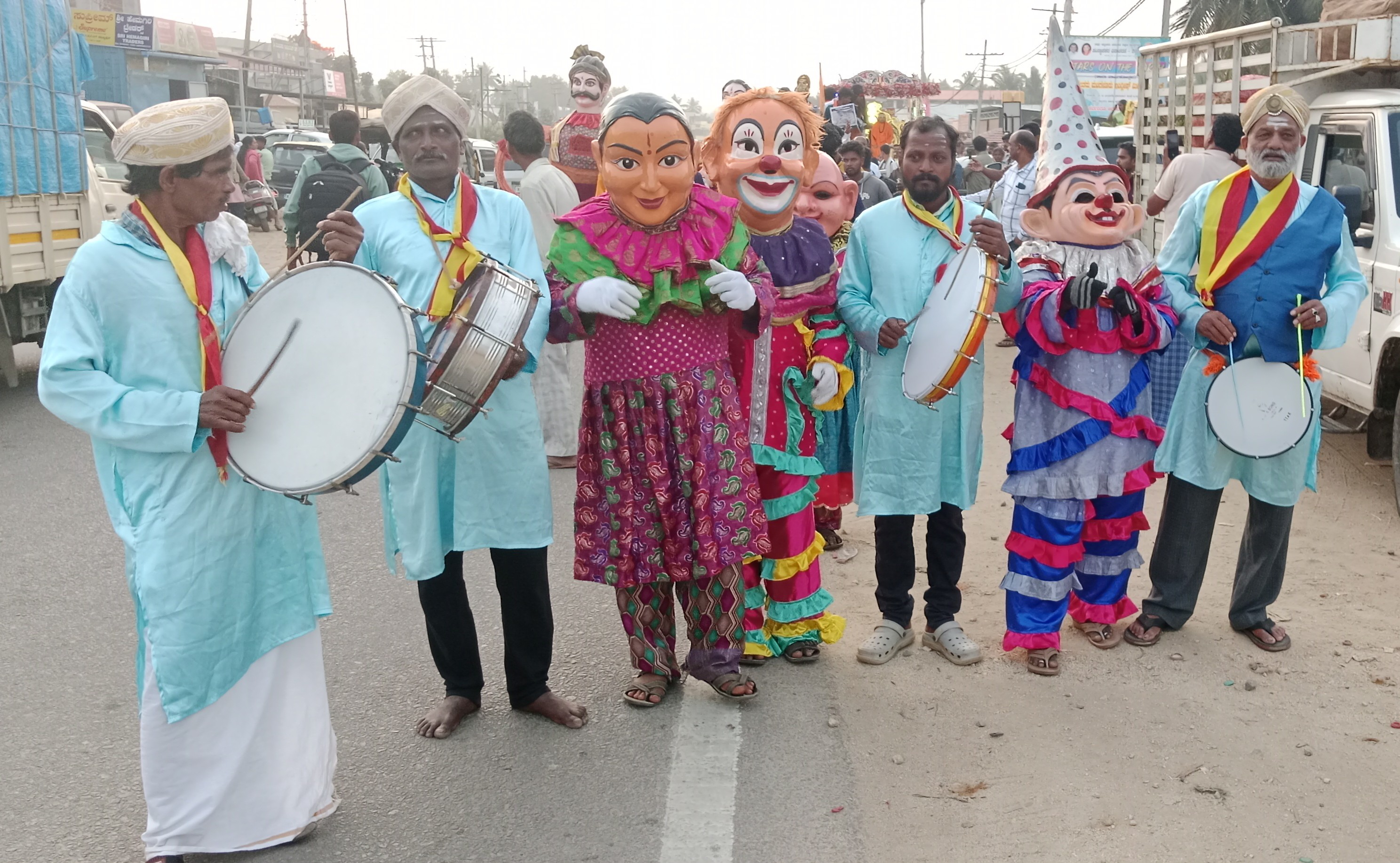 ಹಳೇಬೀಡಿನಲ್ಲಿ ಸೋಮವಾರ ಸಂಜೆ ನಡೆದ ಶಾಂತಲಾ ಉತ್ಸವದ ಮೆರವಣಿಗೆಯಲ್ಲಿ ರಾಜಗೆರೆ ಶಿವಣ್ಣ ಅವರ ಜೋಕರ್ ಗೊಂಬೆ ತಂಡ ಭಾಗವಹಿಸಿತ್ತು