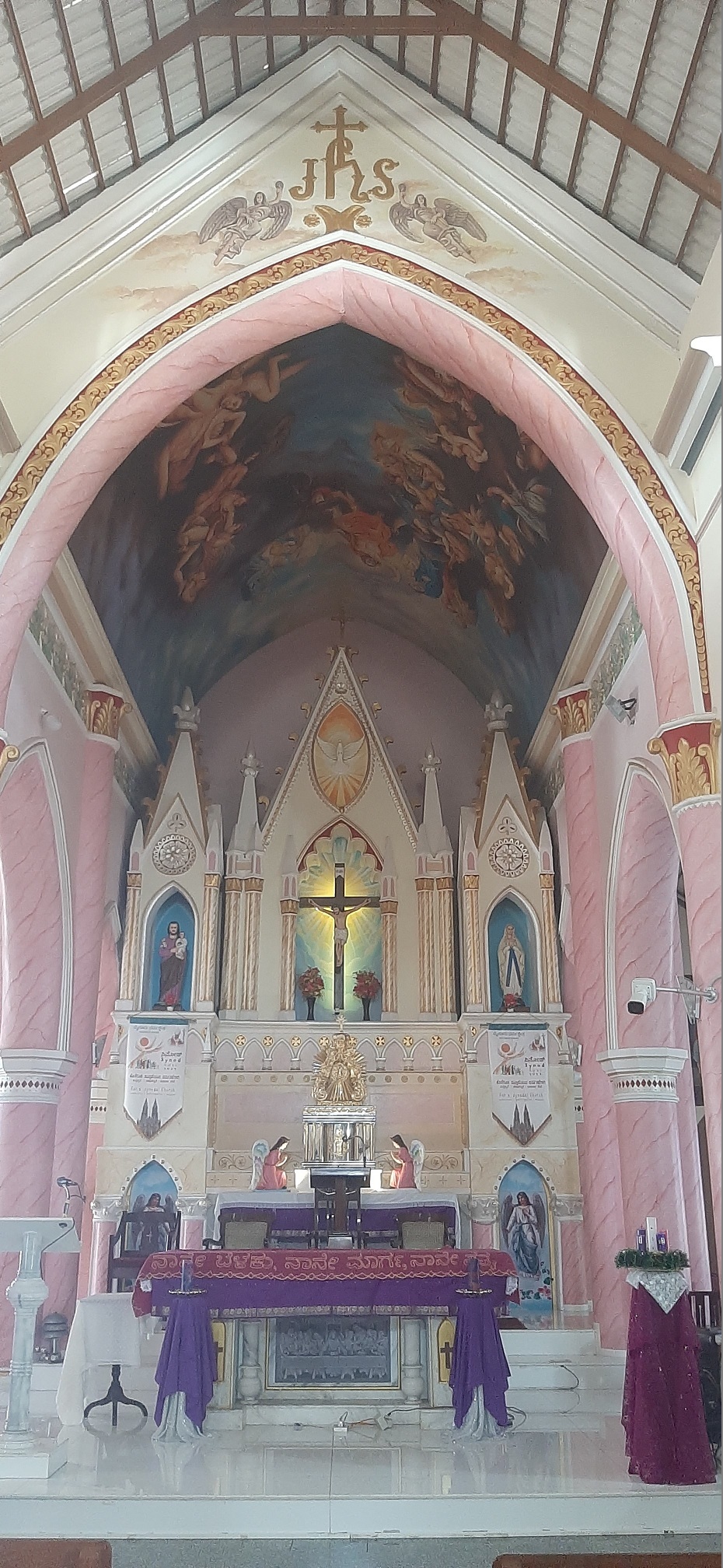 ಸಂತ ಅನ್ನಮ್ಮ ಚರ್ಚ್‌ನ ಒಳಾಂಗಣ