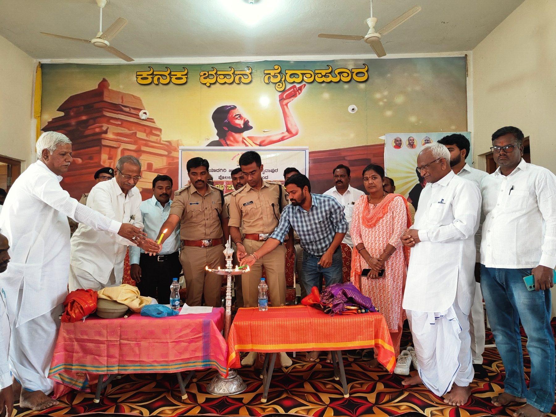 ಸೈದಾಪುರ ಪಟ್ಟಣದ ಕನಕ ಭವನದಲ್ಲಿ ಕುರಿಗಾಹಿಗಳ ಸಮಸ್ಯೆಗಳು ಮತ್ತು ಕಾನೂನು ಅರಿವು ಕಾರ್ಯಕ್ರಮವನ್ನು ಜಿಲ್ಲಾ ಪೊಲೀಸ್ ವರಿಷ್ಠಾಧಿಕಾರಿ ಪೃಥ್ವಿಶಂಕರ ಹಾಗೂ ಸಮುದಾಯದ ಮುಖಂಡರು ಜ್ಯೋತಿ ಬೆಳಗಿಸುವ ಮೂಲಕ ಉದ್ಘಾಟಿಸಿದರು