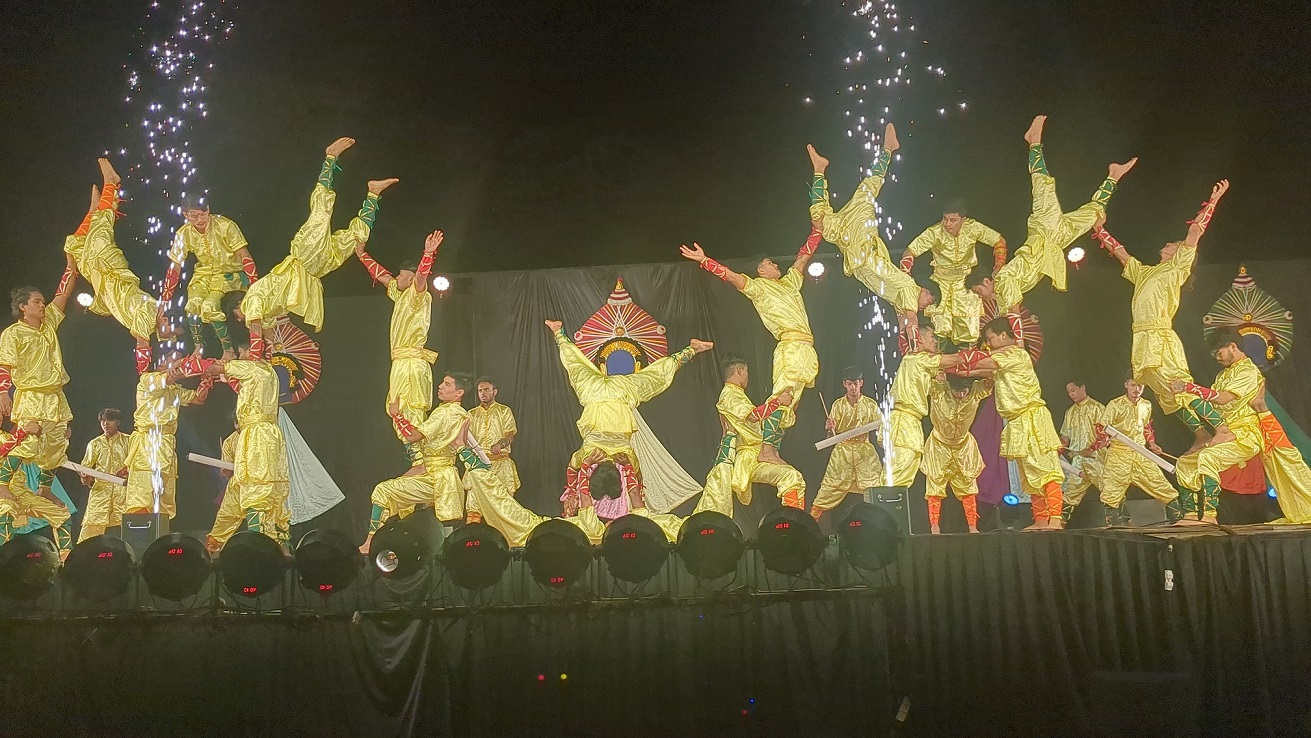 ಹೊಳೆನರಸೀಪುರ ಬಯಲು ರಂಗಮಂದಿರದ ಆವರಣದಲ್ಲಿ ಭಾನುವಾರ ಆಯೋಜಿಸಿದ್ದ ಆಳ್ವಾಸ್ ಸಾಂಸ್ಕೃತಿಕ ವೈಭವ ಕಾರ್ಯಕ್ರಮದಲ್ಲಿ ಗಮನ ಸೆಳೆದ ಮಣಿಪುರದ ಸ್ಟಿಕ್ ಡ್ಯಾನ್ಸ್