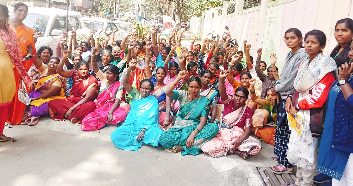 ‘ವಿಬಿ– ಜಿ ರಾಮ್‌ ಜಿ’ ಮಸೂದೆ ವಿರೋಧಿಸಿ ಸಚಿವ ಸೋಮಣ್ಣ ಕಚೇರಿ ಮುಂದೆ ಪ್ರತಿಭಟನೆ