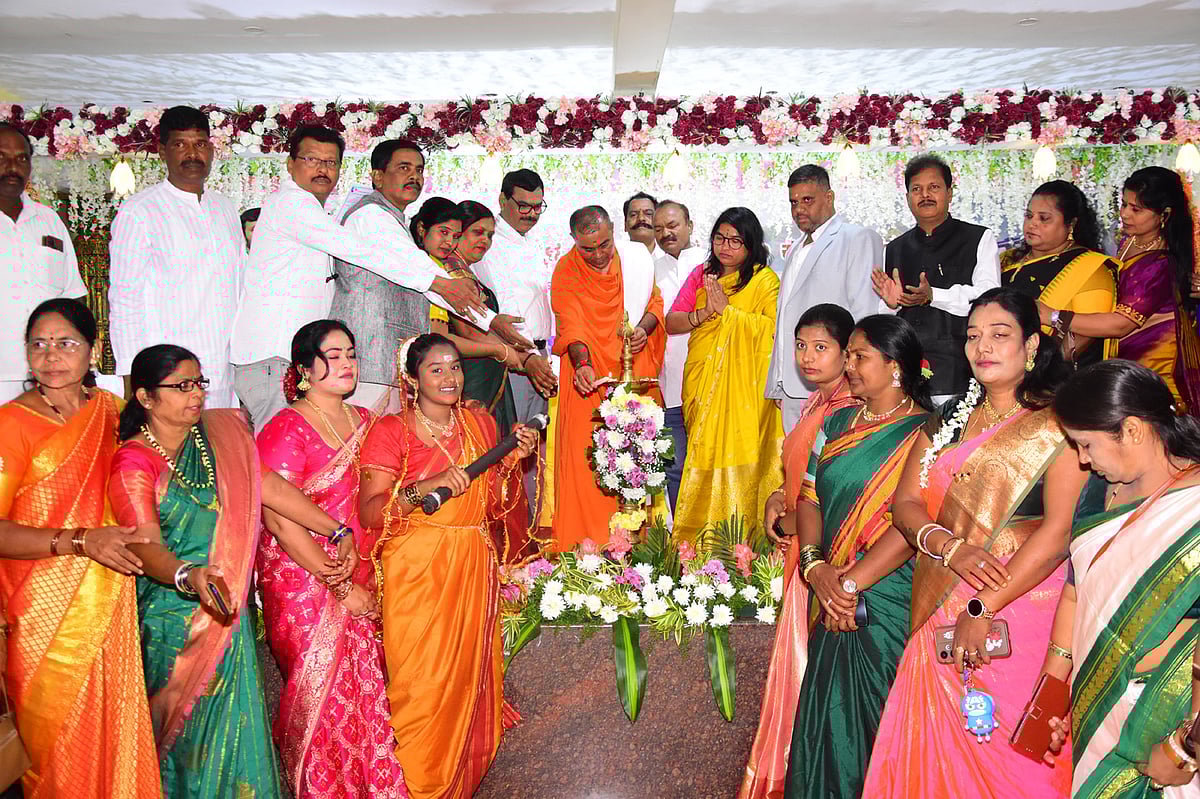 ಚಿತ್ರದುರ್ಗ | ಸಾಧಕರ ಆದರ್ಶ ಮಾರ್ಗದರ್ಶನವಾಗಲಿ: ರ್ದಾರ್‌ ಸೇವಾಲಾಲ್‌ ಸ್ವಾಮೀಜಿ