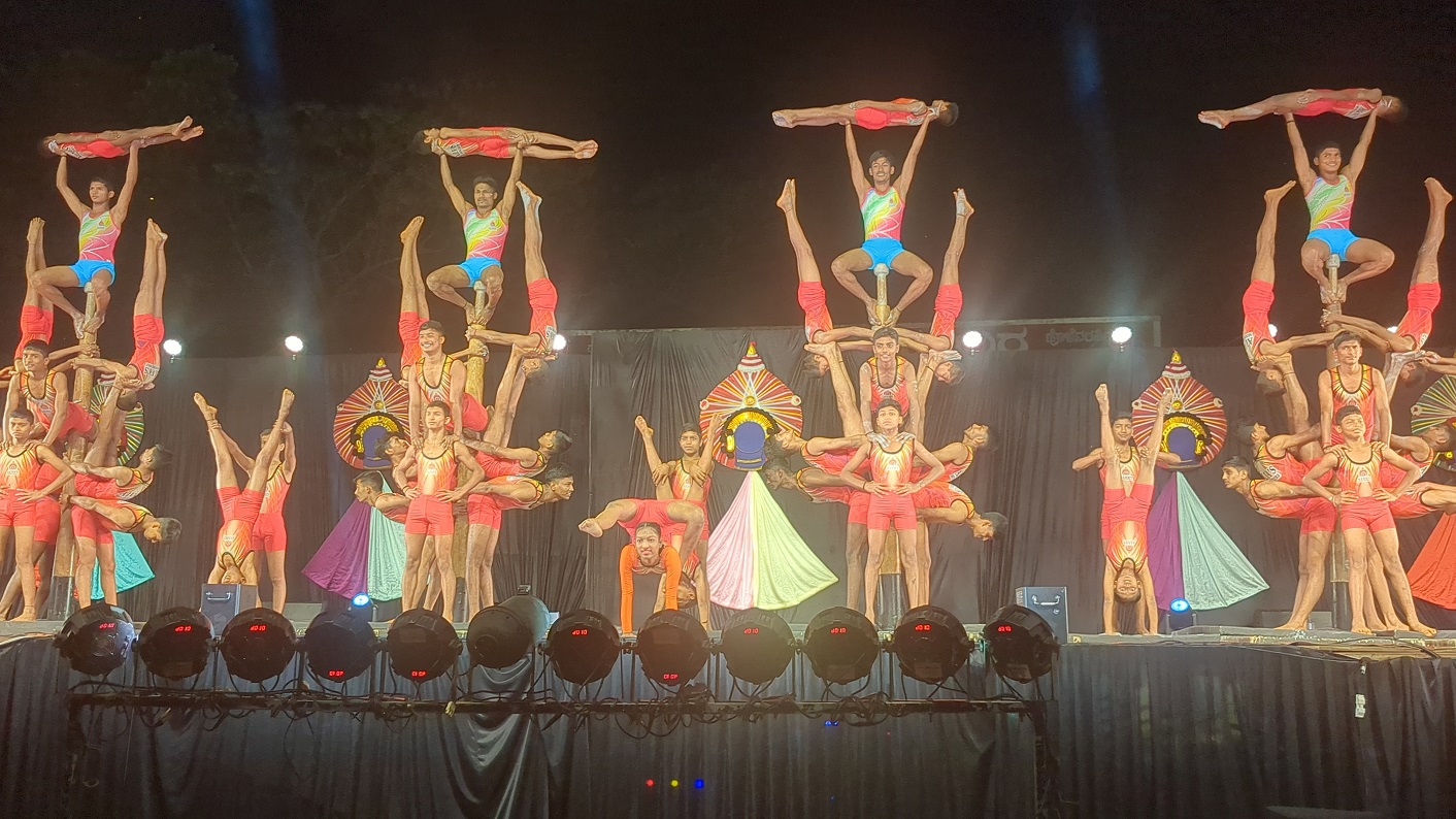 ಆಳ್ವಾಸ್ ಸಾಂಸ್ಕೃತಿಕ ವೈಭವ ಕಾರ್ಯಕ್ರಮದಲ್ಲಿ ಯುವಕರು ಮಲ್ಲಕಂಬ ಯುವತಿಯರು ಹಗ್ಗದ ಮೇಲೆ ಕಸರತ್ತು 