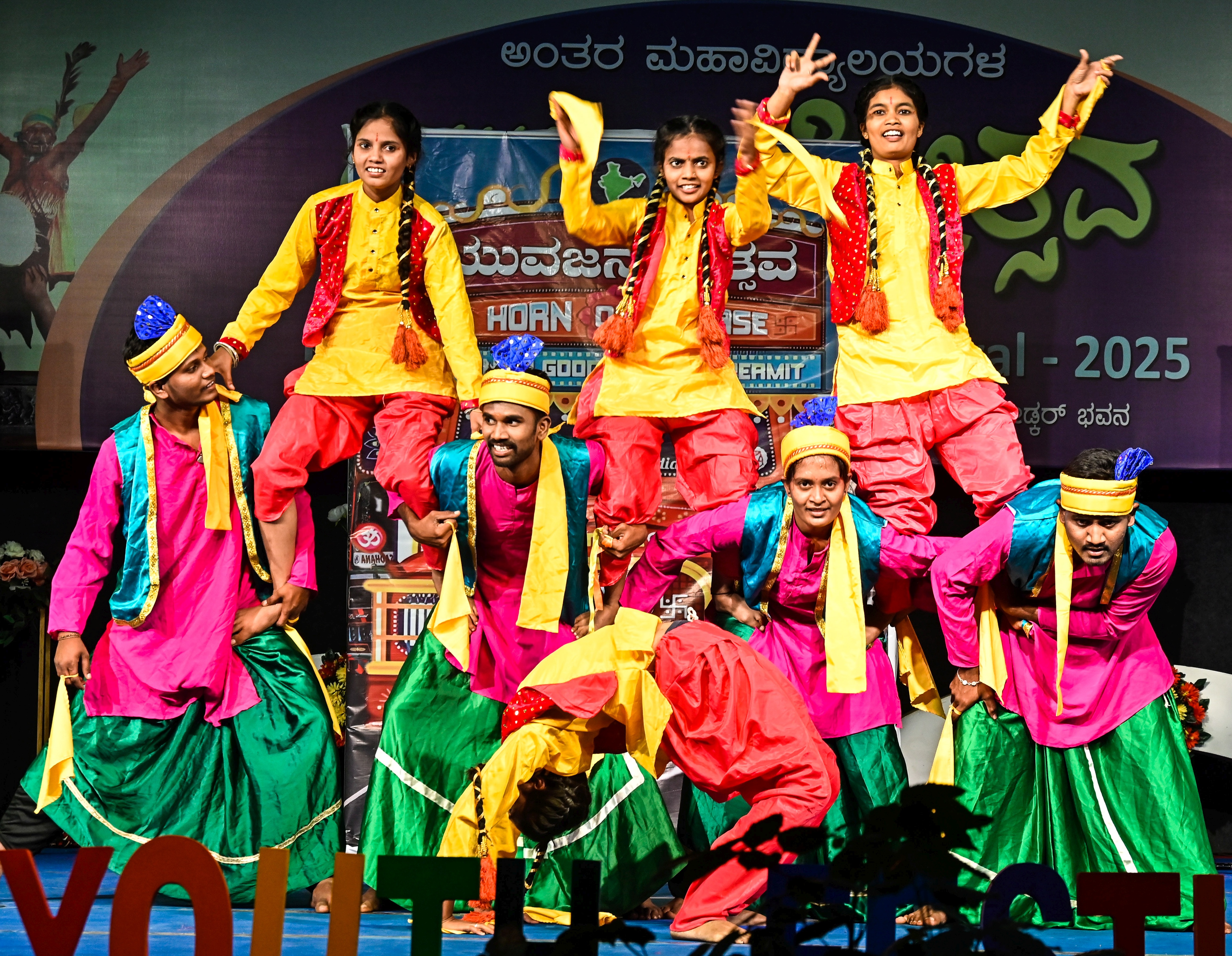 ಗುಲಬರ್ಗಾ ವಿಶ್ವವಿದ್ಯಾಲಯದ ಯುವಜನೋತ್ಸವದ ಸಮಾರೋಪ ಸಮಾರಂಭದಲ್ಲಿ ವಿದ್ಯಾರ್ಥಿಗಳು ಬಂಜಾರ ನೃತ್ಯ ಪ್ರದರ್ಶಿಸಿ ಗಮನ ಸೆಳೆದರು