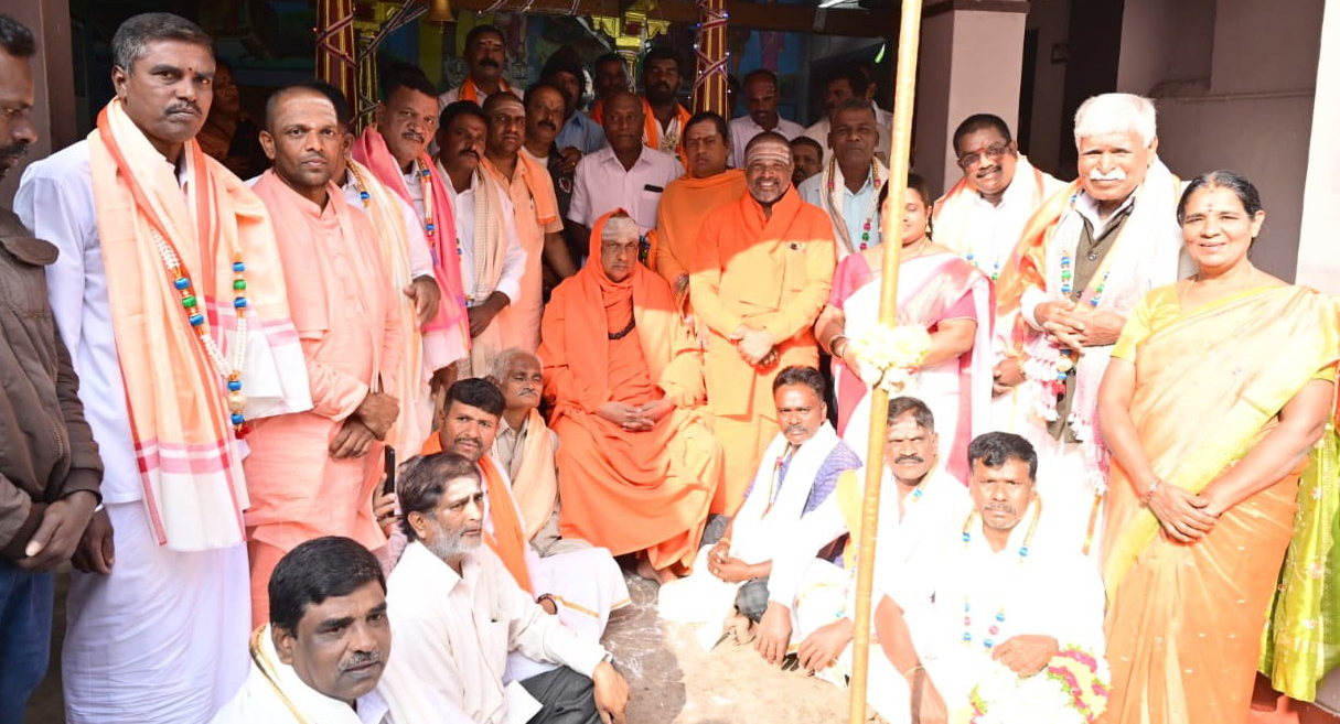 ಮಳವಳ್ಳಿ ಪಟ್ಟಣದ ಅಶೋಕನಗರದಲ್ಲಿ ಶಿವರಾತ್ರಿ ದೇಶಿಕೇಂದ್ರ ಸ್ವಾಮೀಜಿ ಸಾನ್ನಿಧ್ಯದಲ್ಲಿ ಲ್ಲಿ ಭಾವ್ಯಕ್ಯತಾ ಯಾತ್ರೆ ನಡೆಯಿತು.