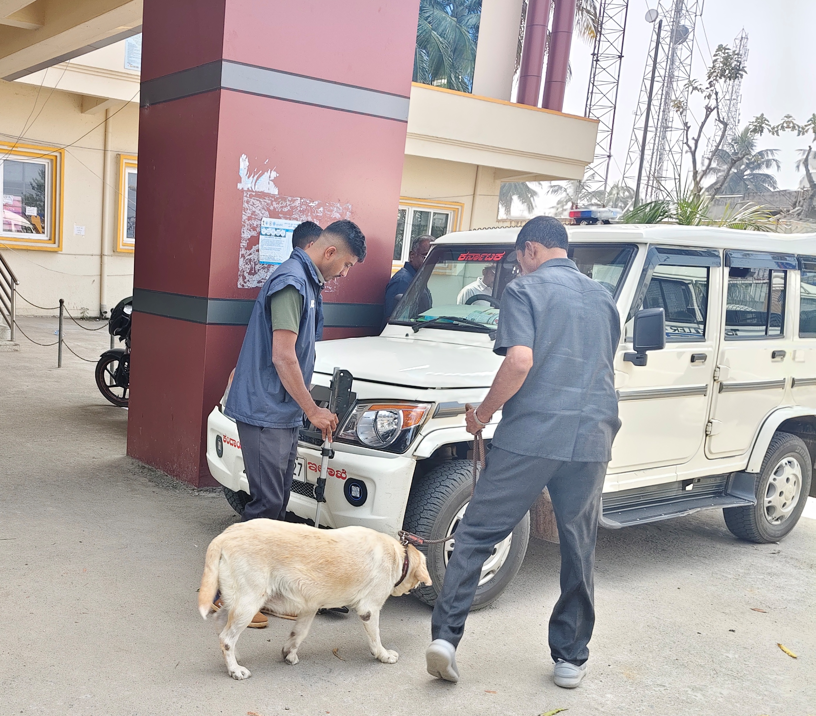 ಶ್ವಾನದಳದಿಂದ ಕಟ್ಟಡ ಪರಿಶೀಲನೆ ನಡೆಯಿತು