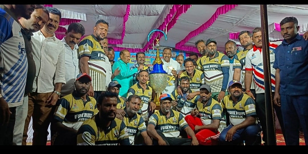 ಬೆಂಗಳೂರಿನ ಯುನೈಟೆಡ್ ತಂಡಕ್ಕೆ ಟ್ರೋಫಿ