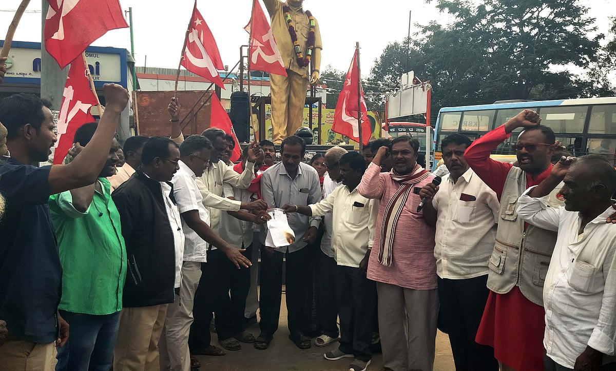 ಬಾಗೇಪಲ್ಲಿ: ಜಿ ರಾಮ್ ಜಿ ಕಾಯ್ದೆ ಪ್ರತಿ ಸುಟ್ಟು ಪ್ರತಿಭಟನೆ 