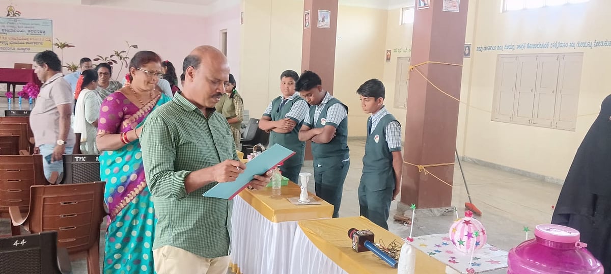 ಹರಪನಹಳ್ಳಿ: ಗಮನಸೆಳೆದ ‘ಕಸದಿಂದ ರಸ’ ವಸ್ತು ಪ್ರದರ್ಶನ