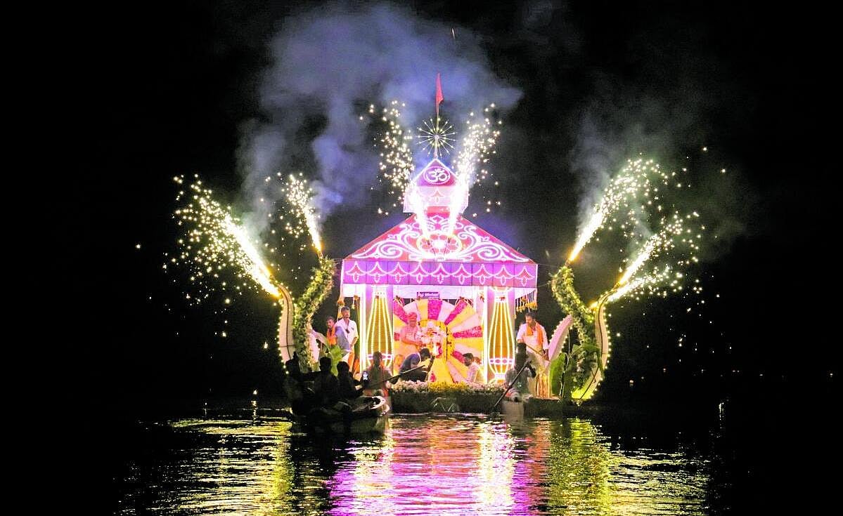 ತೀರ್ಥಹಳ್ಳಿ: ರಾಮೇಶ್ವರ ದೇವರ ತೆಪ್ಪೋತ್ಸವದ ಸಿಡಿಮದ್ದು ಪ್ರದರ್ಶನ