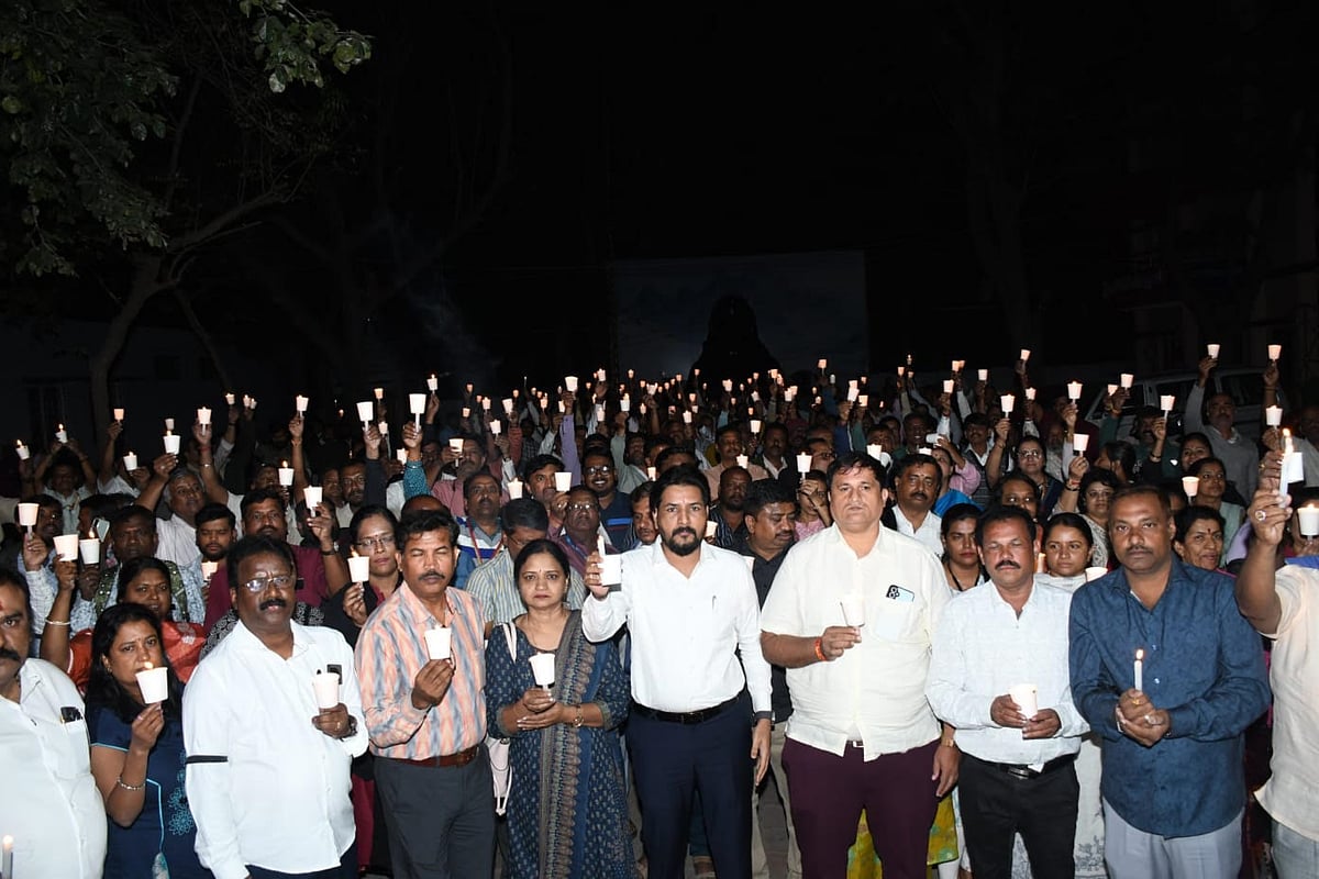 ಕಂದಾಯ ಅಧಿಕಾರಿಗಳ ಅಮಾನತು: ಮೇಣದ ದೀಪ ಹಚ್ಚಿ, ಮೌನ ಪ್ರತಿಭಟನೆ