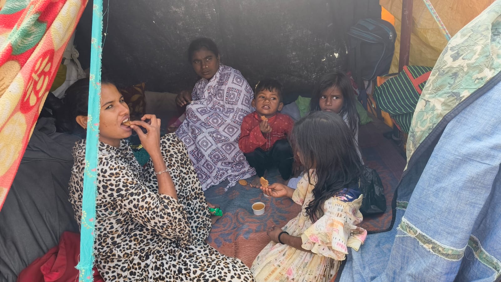 ಮಕ್ಕಳೊಂದಿಗೆ ಟೀ-ಬಿಸ್ಕೆಟ್‌ ಸೇವಿಸುತ್ತಿರುವ ತಾಯಿ