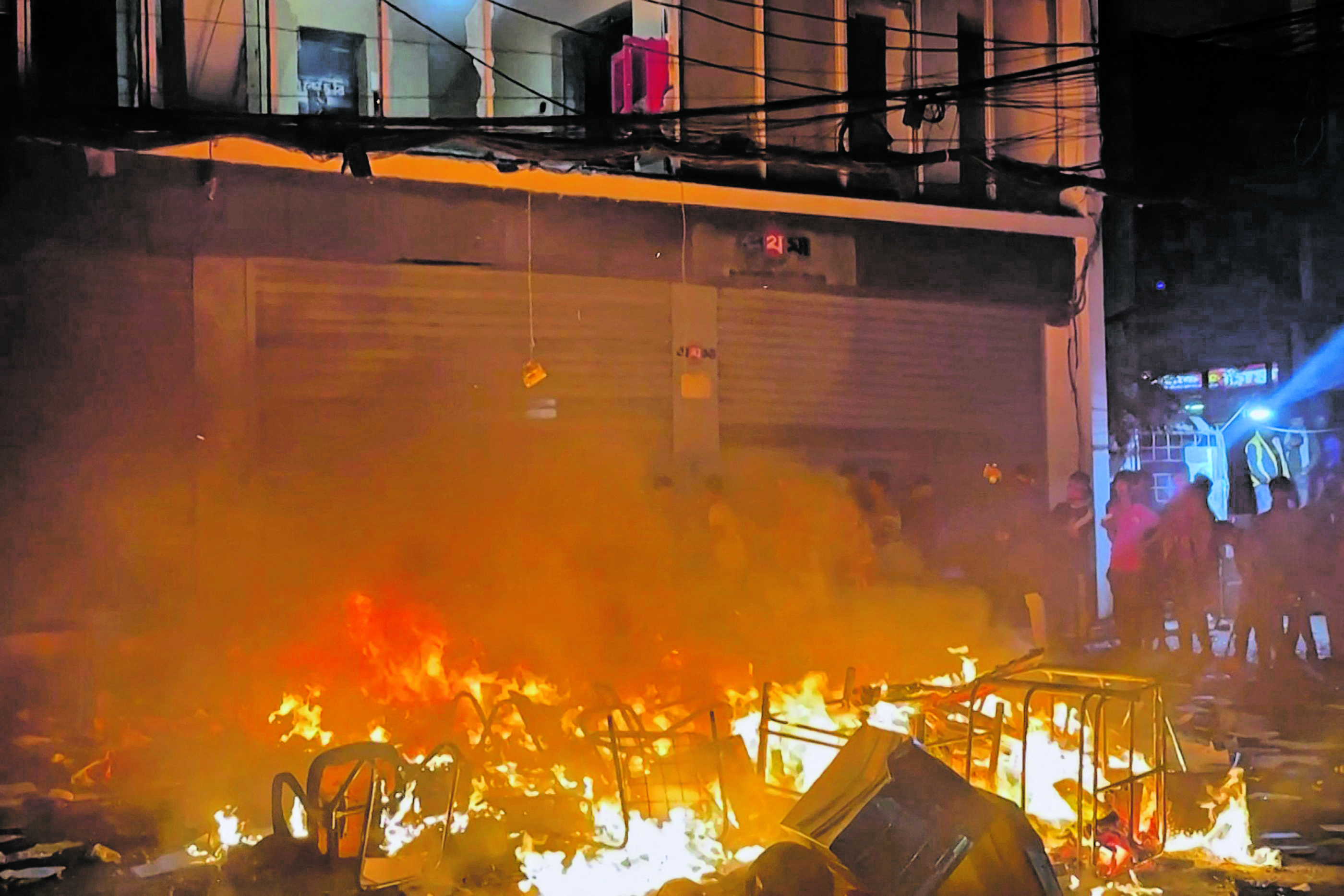  ಉದ್ರಿಕ್ತ ಪ್ರತಿಭಟನಕಾರರು ಢಾಕಾದಲ್ಲಿರುವ ಪ್ರೊಥೊಮ್‌ ಅಲೊ ಪತ್ರಿಕಾ ಕಚೇರಿಯಲ್ಲಿ ಬೆಂಕಿ ಹಾಕಿದ್ದರು ಎಎಫ್‌ಪಿ ಚಿತ್ರ