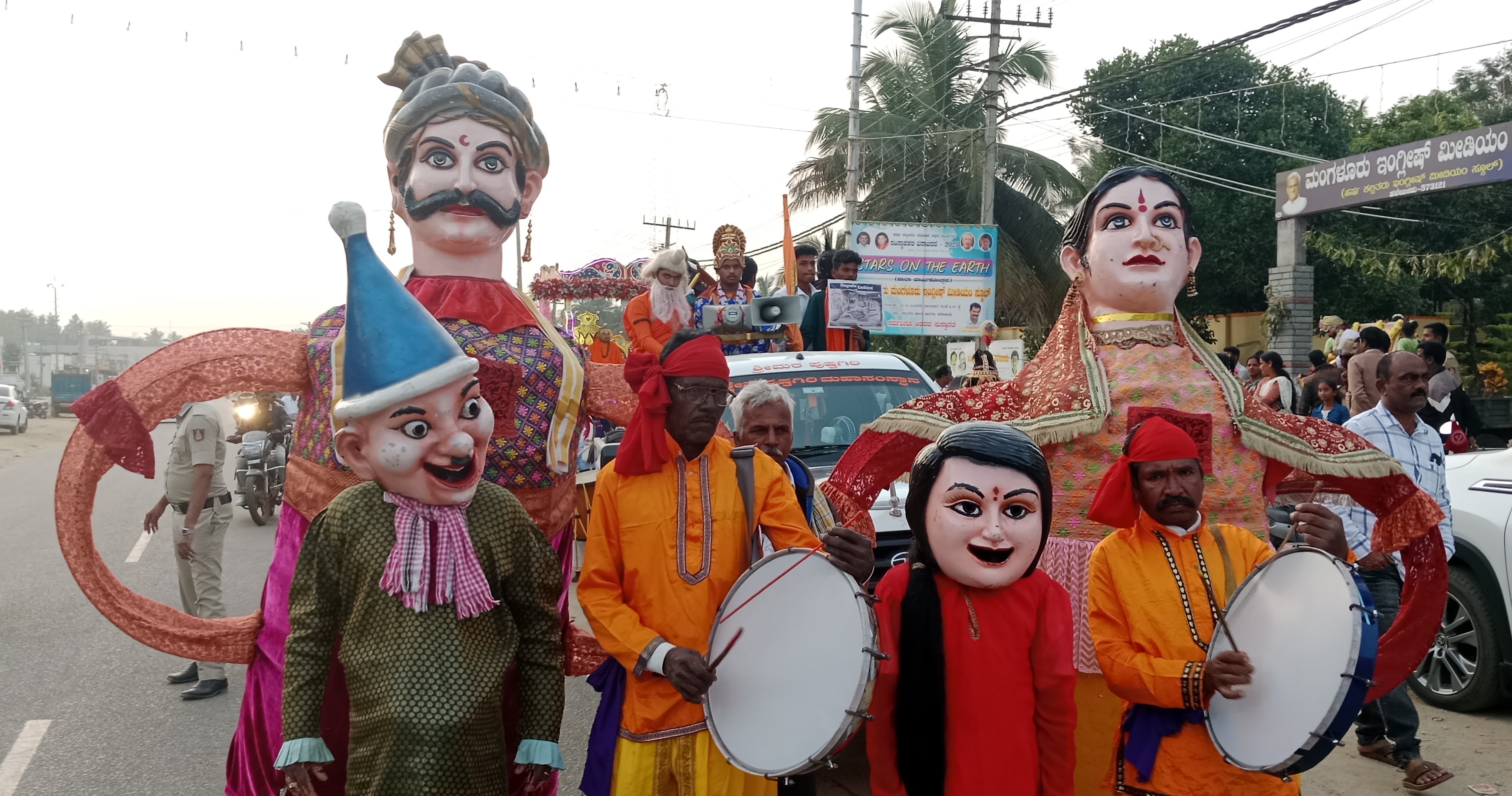 ಹಳೇಬೀಡಿನಲ್ಲಿ ಸೋಮವಾರ ಸಂಜೆ ನಡೆದ ಶಾಂತಲಾ ಉತ್ಸವದ ಮೆರವಣಿಗೆಯಲ್ಲಿ ಭಾಗವಹಿಸಿದ್ದ ಅರಸೀಕೆರೆ ಬೋರನಹಳ್ಳಿ ಶ್ರೀರಾಮ ಸಂಘದ ಗಾರುಡಿಗ ಗೊಂಬೆ ವೇಷಧಾರಿಗಳು