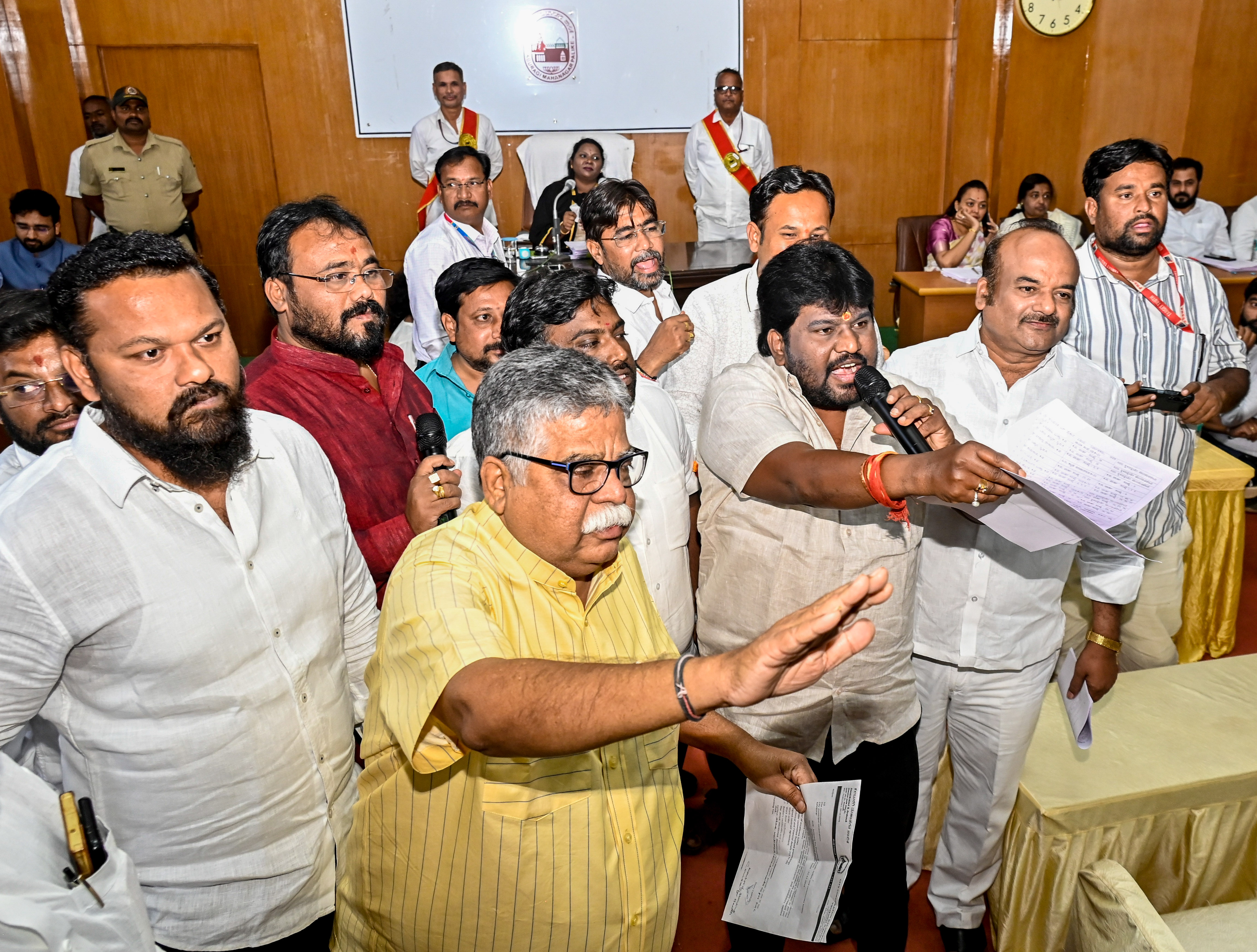 ಸಾಮಾನ್ಯ ಸಭೆಯಲ್ಲಿ ವಿರೋಧ ಪಕ್ಷ ನಾಯಕರು ಮೇಯರ್‌ ಪೀಠದ ಎದುರು ಗದ್ದಲ ನಡೆಸಿದರು