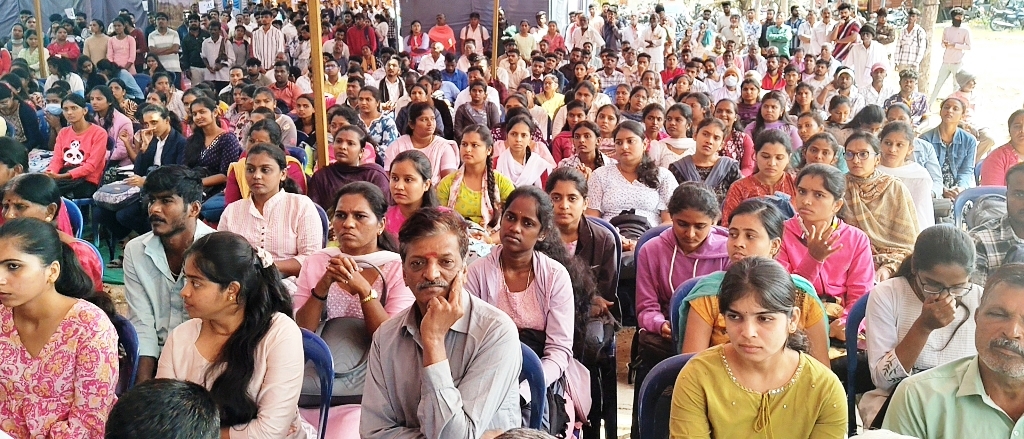 ಪಾಂಡವಪುರ ಟಿಎಪಿಸಿಎಂಎಸ್ ರೈತ ಸಭಾಂಗಣದಲ್ಲಿ ಏರ್ಪಡಿಸಿದ್ದ ಉದ್ಯೋಗ ಮೇಳದಲ್ಲಿ ಭಾಗವಹಿಸಿದ್ದ ಅಪಾರ ಸಂಖ್ಯೆಯ ಉದ್ಯೋಗಾಕಾಂಕ್ಷಿಗಳು
