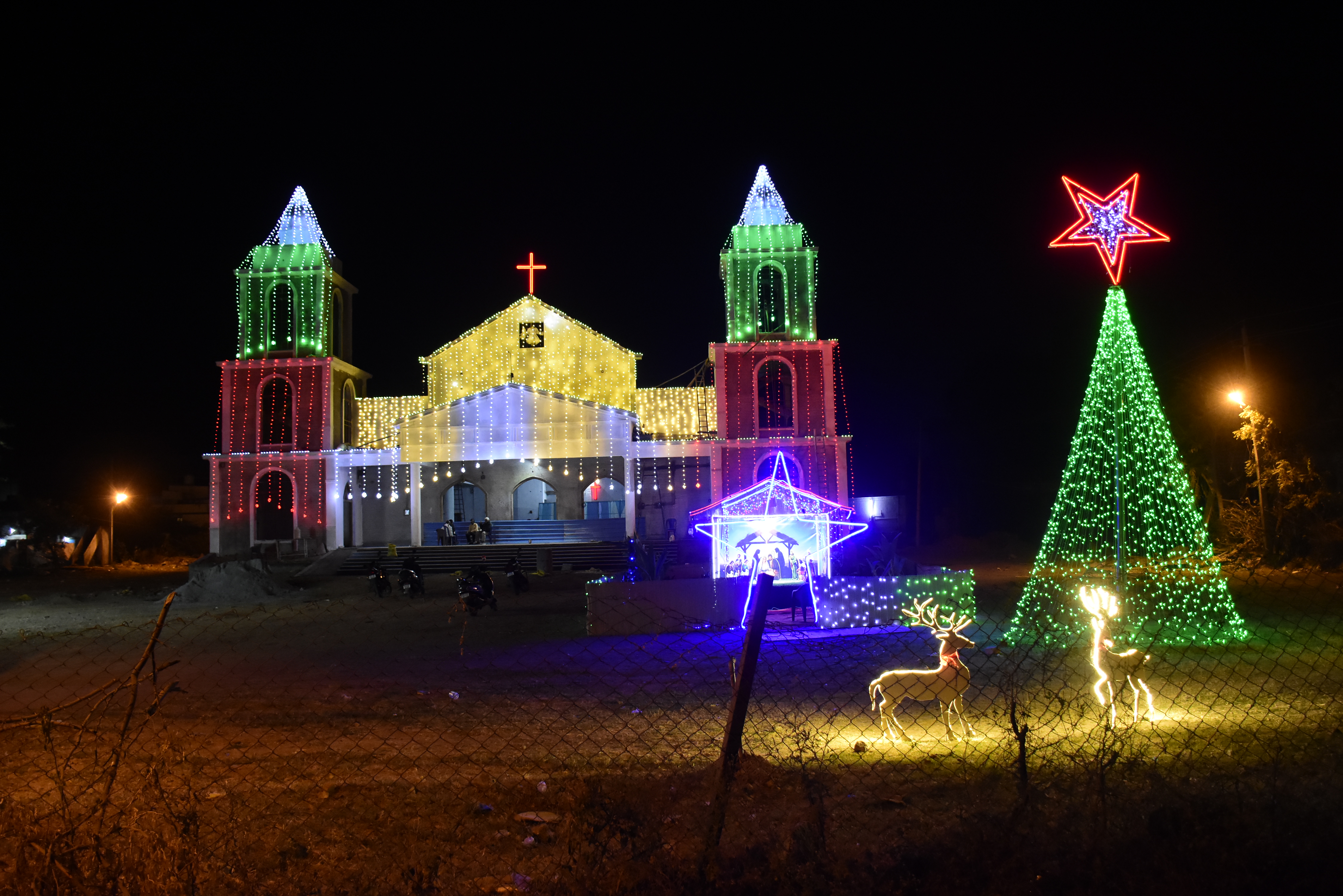 ಕ್ರಿಸ್‌ಮಸ್ ಅಂಗವಾಗಿ ಯಾದಗಿರಿಯ ತಾತಾ ಸಿಮೆಂಡ್ಸ್ ಮೆಮೋರಿಯಲ್ ಚರ್ಚ್ ಮಂಗಳವಾರ ಬಣ್ಣ– ಬಣ್ಣದ ವಿದ್ಯುತ್ ದೀಪಗಳಿಂದ ಅಲಂಕರಿಸಲಾಯಿತು  ಪ್ರಜಾವಾಣಿ ಚಿತ್ರ: ರಾಜಕುಮಾರ ನಳ್ಳಿಕರ 
