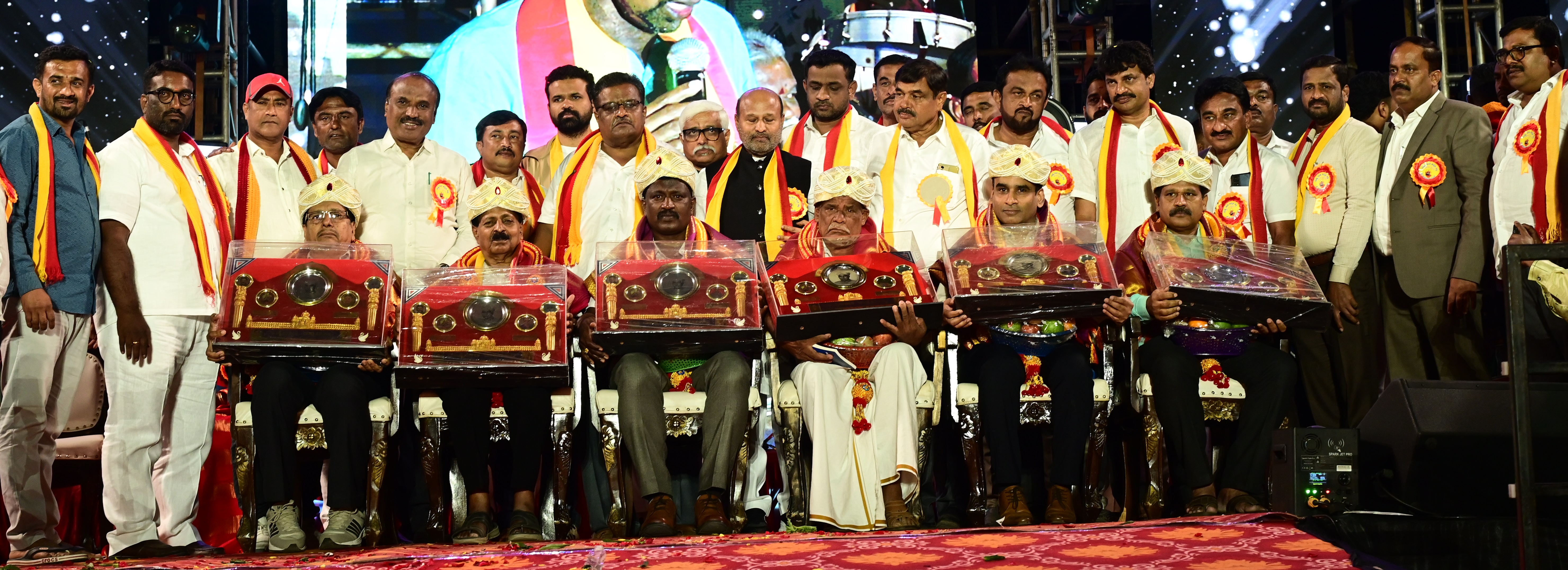 ಸಾಲುಮರದ ನಿಂಗಣ್ಣ ಸಾಹಿತಿ ಡಾ. ಭೈರಮಂಗಲ ರಾಮೇಗೌಡ ಡಾ. ಶೇಖರ್ ಸುಬ್ಬಯ್ಯ ಸೇರಿದಂತೆ ವಿವಿಧ ಕ್ಷೇತ್ರಗಳ 17 ಸಾಧಕರಿಗೆ ‘ಕೆಂಗಲ್ ಹನುಮಂತಯ್ಯ ಪ್ರಶಸ್ತಿ’ ನೀಡಿ ಗೌರವಿಸಲಾಯಿತು