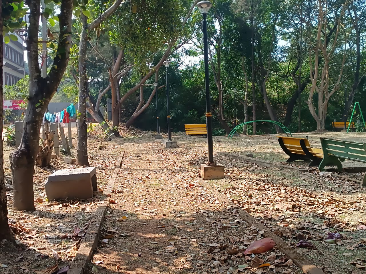 ರಾಮೇಶ್ವರನಗರದ ಐಶ್ವರ್ಯ ಪಾರ್ಕ್‌ನಲ್ಲಿ ನಿರ್ವಹಣೆಯಾಗದ ನಡಿಗೆ ‍ಪಥ