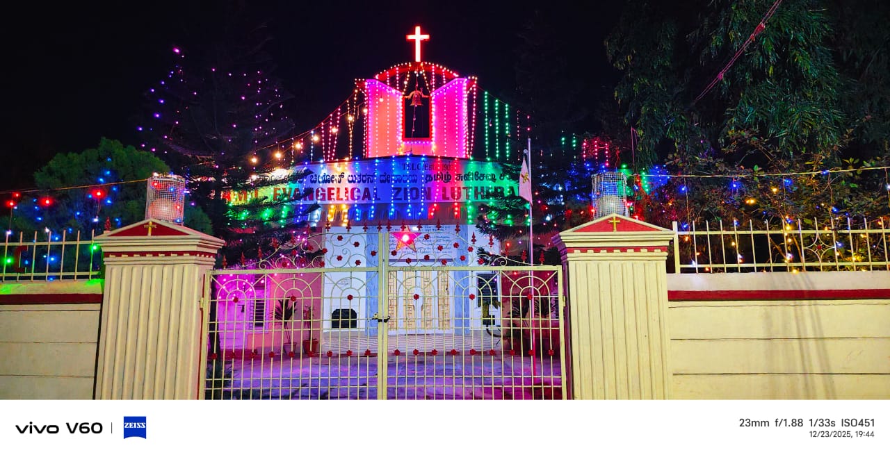 ಚರ್ಚ್‌ನಲ್ಲಿ ಆಕರ್ಷಕ ದೀಪಾಲಂಕಾರ