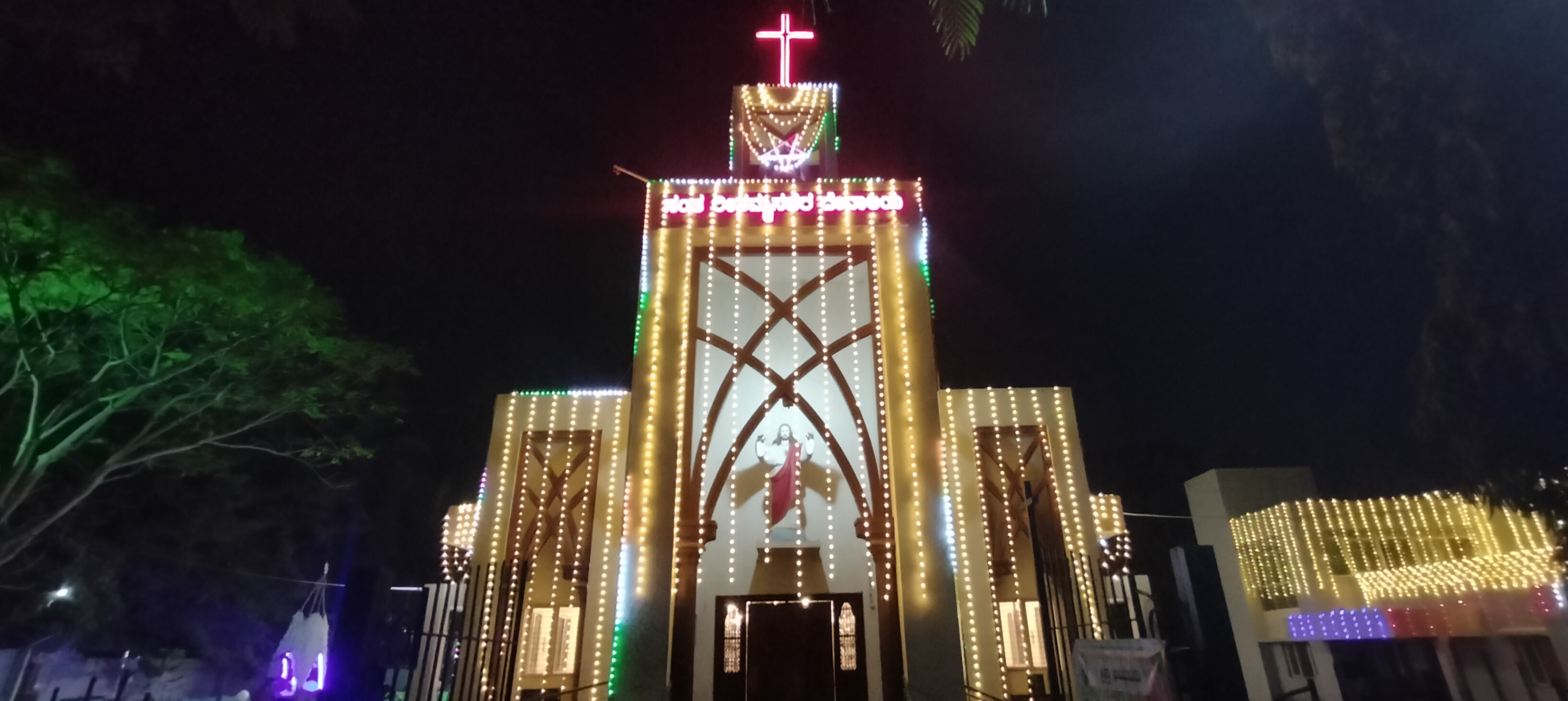 ವಿದ್ಯುತ್ ದೀಪದ ಅಲಂಕಾರದಿಂದ ನಳ ನಳಿಸುತ್ತಿರುವ ಚರ್ಚ್