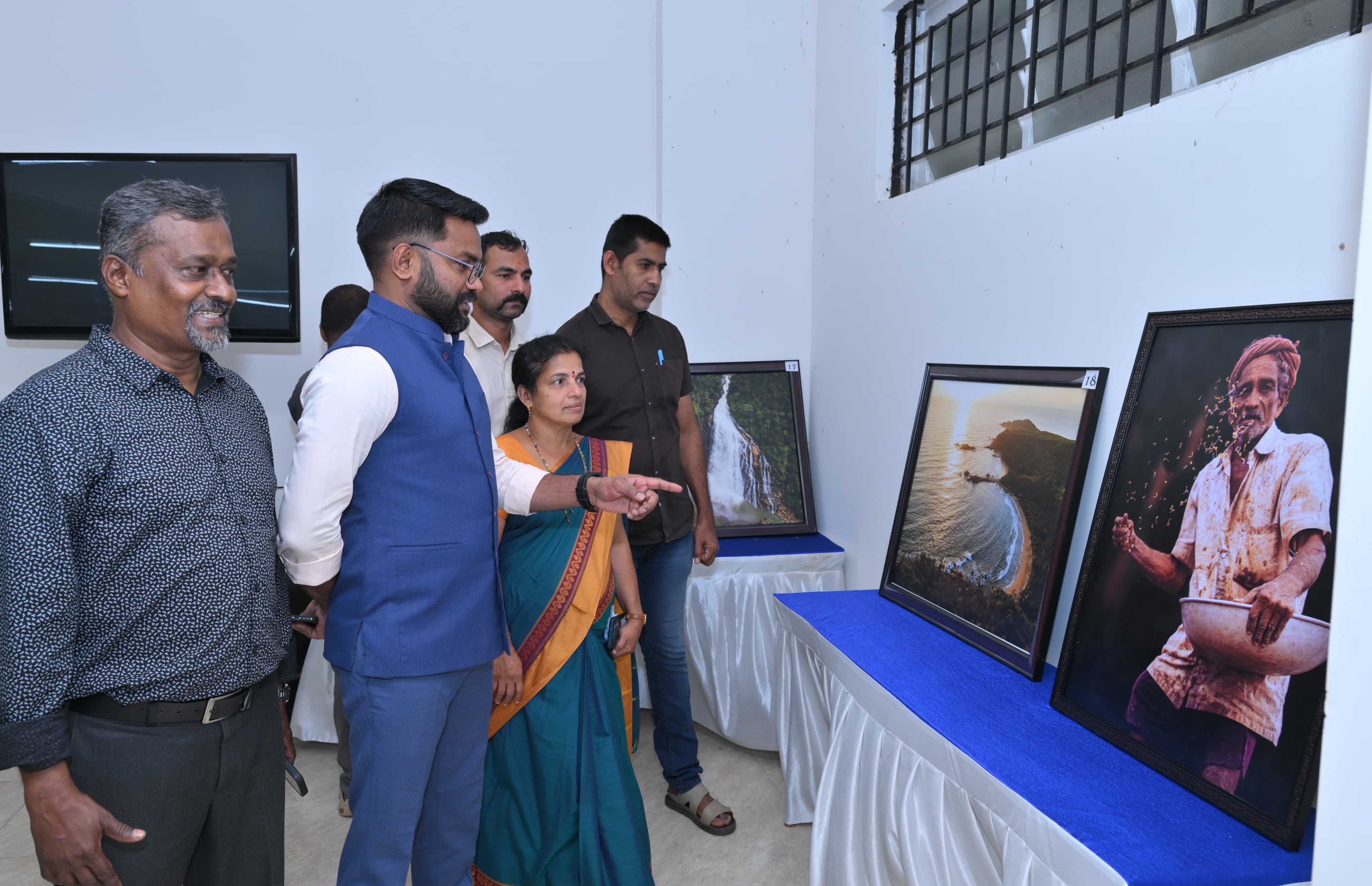 ಕರಾವಳಿ ಉತ್ಸವ ಸಪ್ತಾಹದ ಅಂಗವಾಗಿ ಆಯೋಜಿಸಿದ್ದ ಜಿಲ್ಲೆಯ ಪ್ರವಾಸಿ ತಾಣಗಳ ಛಾಯಾಚಿತ್ರಗಳನ್ನು ಜಿಲ್ಲಾ ಪಂಚಾಯಿತಿ ಸಿಇಒ ಡಾ.ದಿಲೀಷ್ ಶಶಿ ವೀಕ್ಷಿಸಿದರು. ಪ್ರವಾಸೋದ್ಯಮ ಇಲಾಖೆ ಉಪನಿರ್ದೇಶಕಿ ಮಂಗಳಗೌರಿ ಭಟ್ ವಾರ್ತಾ ಮತ್ತು ಸಾರ್ವಜನಿಕ ಸಂಪರ್ಕಾಧಿಕಾರಿ ಬಿ.ಶಿವಕುಮಾರ್ ಪಾಲ್ಗೊಂಡಿದ್ದರು.