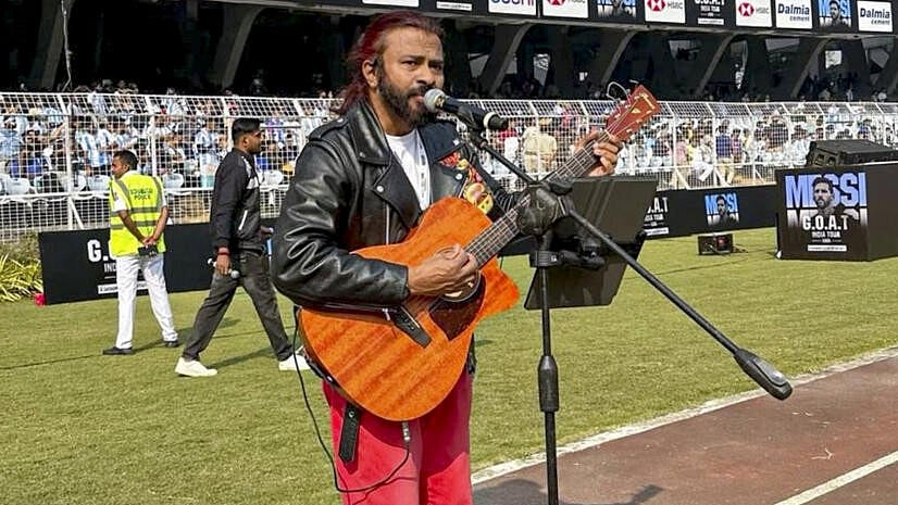 ಜೀವ ಉಳಿಸಿಕೊಳ್ಳಲು ಓಡಿದ್ದೆ: ಮೆಸ್ಸಿ ಕೋಲ್ಕತ್ತ ಭೇಟಿ ವೇಳೆ ಪಾಲ್ಗೊಂಡ ಗಾಯಕ