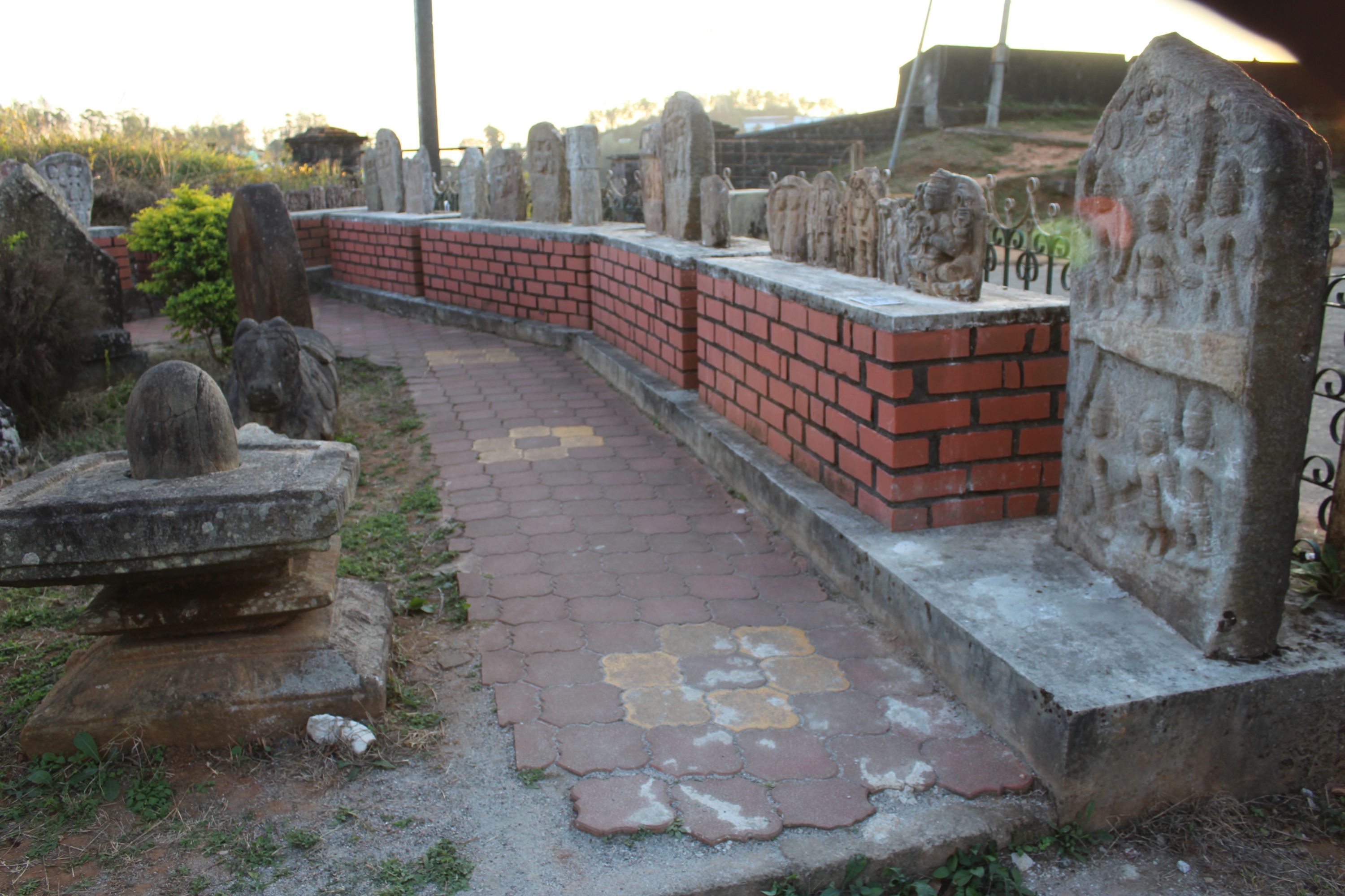 ಕೋಟೆಯೊಳಗಿನ ಸೇಂಟ್ ಮಾರ್ಕ್ಸ್‌ ಚರ್ಚ್‌ನ ಹೊರಾಂಗಣದಲ್ಲಿ ಪುರಾತನ ಶಿಲ್ಪಗಳು ಹಾಗೂ ವೀರಗಲ್ಲುಗಳನ್ನು ಇಟ್ಟಿರುವುದು