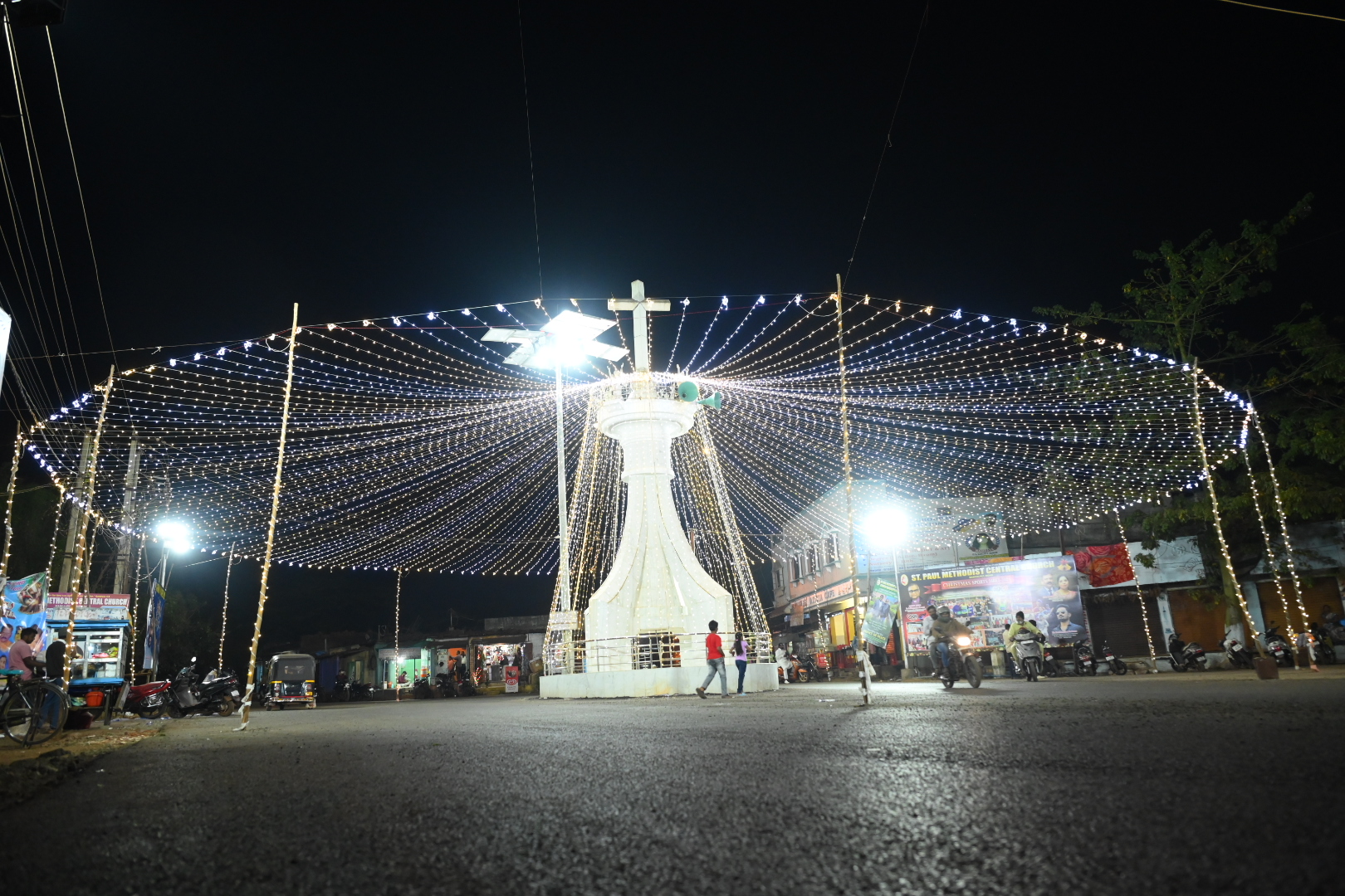 ಬೀದರ್‌ನ ಮಂಗಲಪೇಟ್‌ನಲ್ಲಿ ಶಿಲುಬೆ ವೃತ್ತವನ್ನು ವಿದ್ಯುತ್‌ ದೀಪಗಳಿಂದ ಅಲಂರಿಸಿರುವುದು