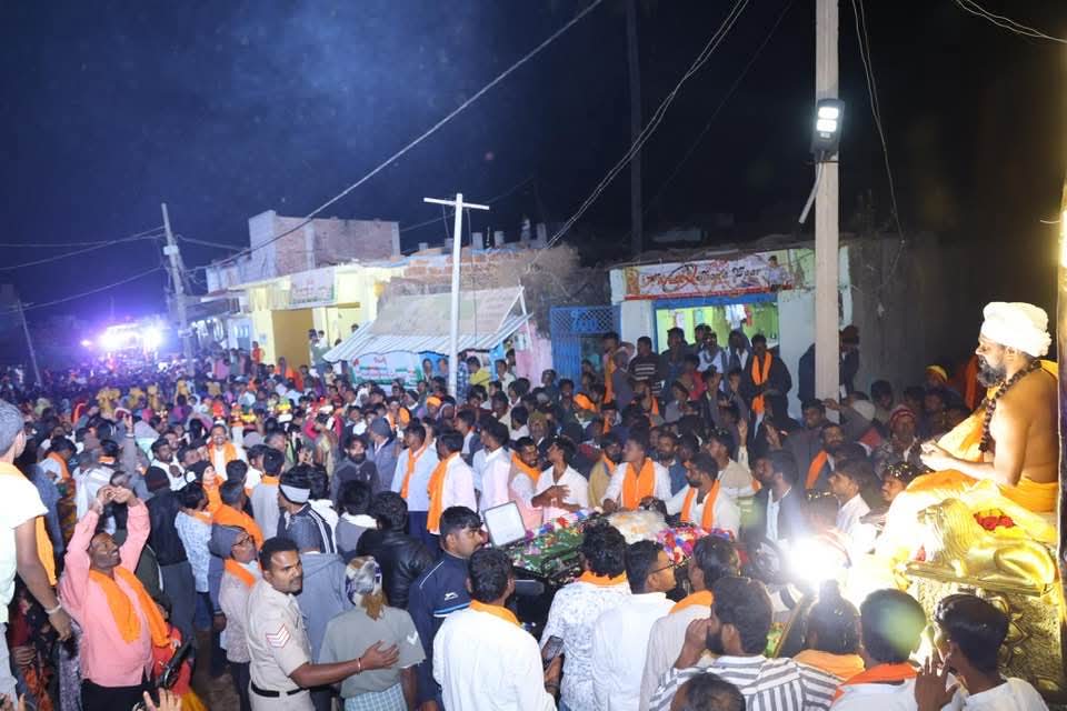 ಭಾಲ್ಕಿ ತಾಲ್ಲೂಕಿನ ಖಟಕಚಿಂಚೋಳಿ ಗ್ರಾಮದಲ್ಲಿ ಜಹೀರಾಬಾದ್ ತಾಲ್ಲೂಕಿನ ಮಲ್ಲಯ್ಯಗಿರಿ ದೇಗುಲಮಡಿ ಆಶ್ರಮದ ಪೀಠಾಧಿಪತಿ ಬಸವಲಿಂಗ ಅವಧೂತರ ಭವ್ಯ ಮೆರವಣಿಗೆ ನಡೆಯಿತು