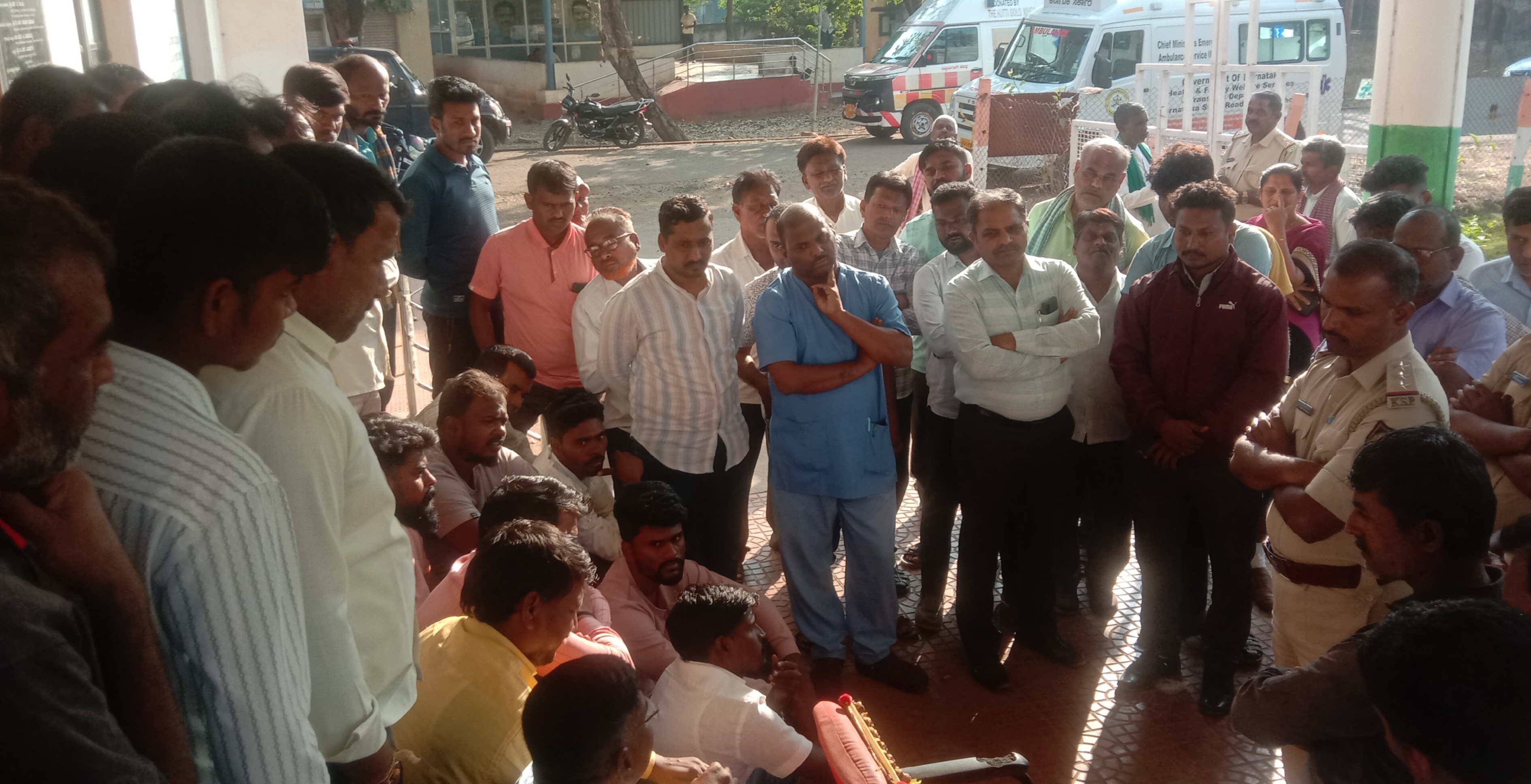 ನರಗುಂದ ದಲ್ಲಿ ಸಕಾಲಕ್ಕೆ 108 ಆಂಬ್ಯುಲೆನ್ಸ್ ವಾಹನ ಸಕಾಲಕ್ಕೆ ಬಾರದ ಪರಿಣಾಮ ಹೃದಯಾಘಾತ ಕ್ಕೆ ವ್ಯಕ್ತಿ ಬಲಿಯಾಗಿದ್ದಕ್ಕೆ.ಆಕ್ರೋಶಗೊಂಡ ಡಿಎಸ್ಎಸ್ ಕಾರ್ಯಕರ್ತರು ತಹಶೀಲ್ದಾರ್ ಪೊಲೀಸ್ ಅಧಿಕಾರಿಗಳ ಸಮ್ಮುಖದಲ್ಲಿ ತಾಲ್ಲೂಕು ಸರ್ಕಾರಿ ಆಸ್ಪತ್ರೆ ಎದುರು ಧರಣಿ ನಡೆಸಿದರು.