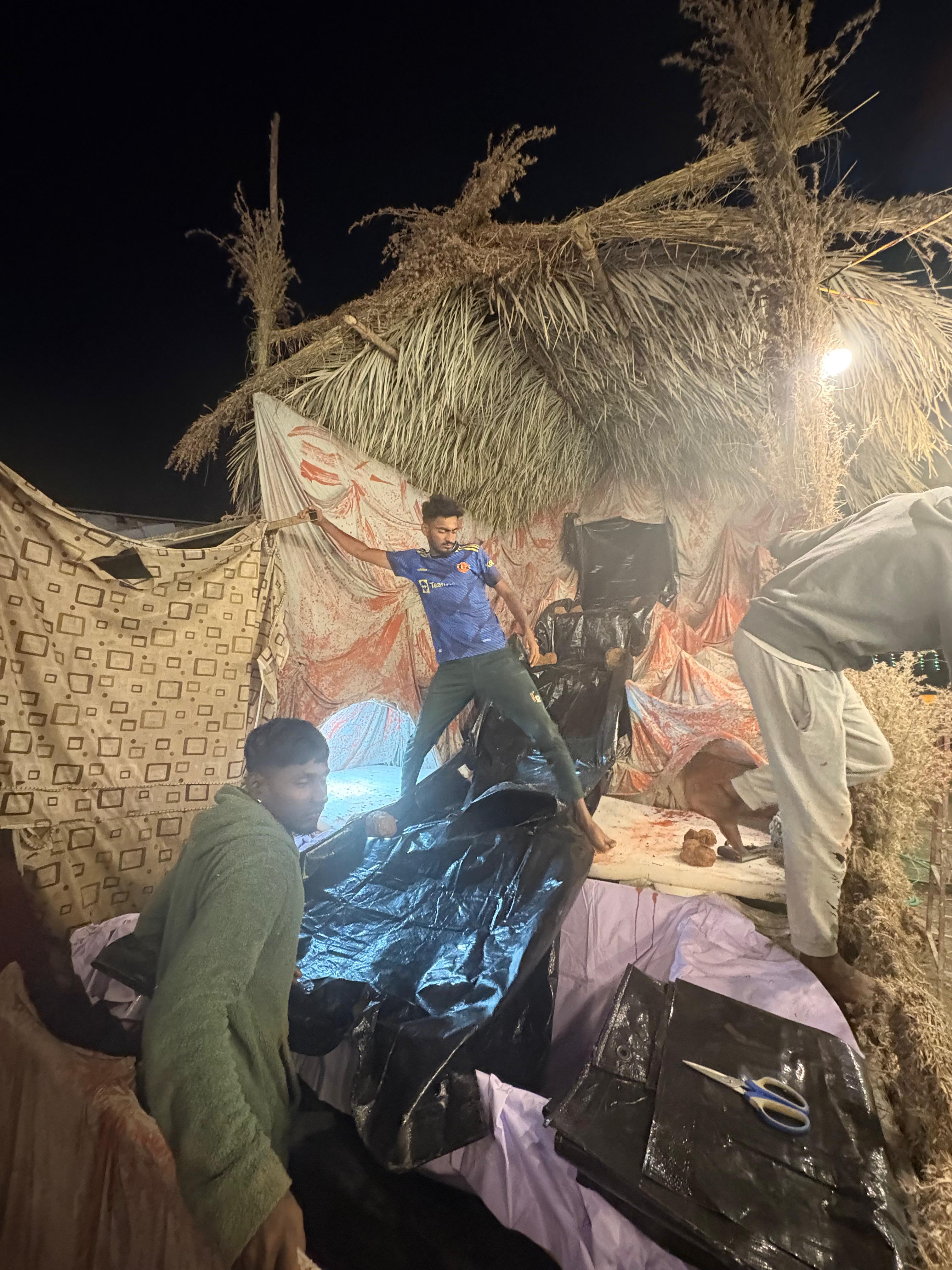 ಬಿ.ಎಂ. ರಸ್ತೆಯಲ್ಲಿ ಶಫರ್ಡ್ ಗುಡಿಸಲು ತಯಾರು ಮಾಡುತ್ತಿರುವ ದೃಶ್ಯ