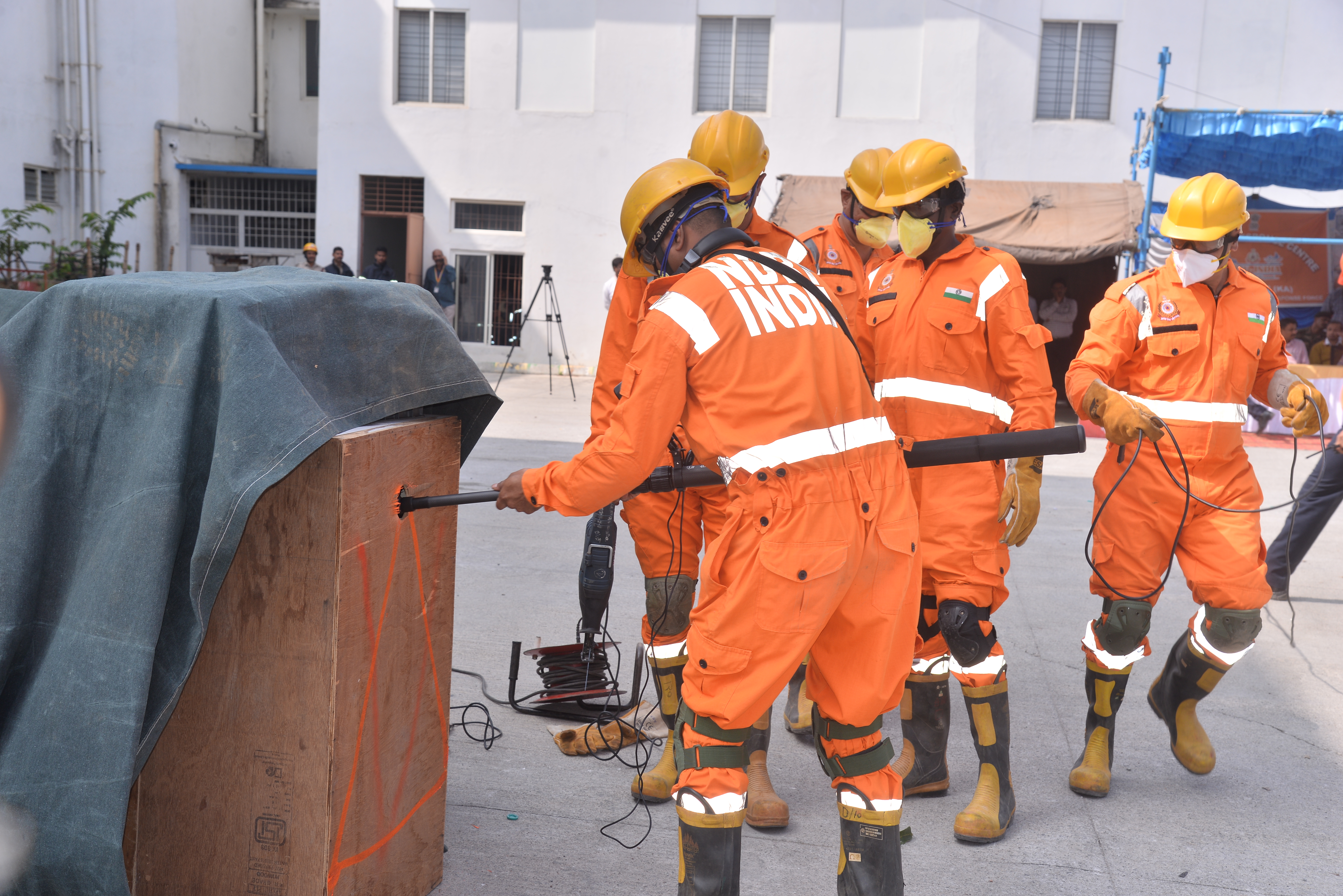 ಕುಸಿದ ಕಟ್ಟಡದೊಳಿಗೆ ಸಿಲುಕಿರುವ ವ್ಯಕ್ತಿಯ ರಕ್ಷಣೆ ರೀತಿ