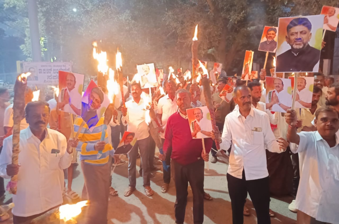 ಶಿರಾದಲ್ಲಿ ಮಂಗಳವಾರ ಶಾಸಕ ಟಿ.ಬಿ.ಜಯಚಂದ್ರ ಅವರಿಗೆ ಸಚಿವ ಸ್ಥಾನ ನೀಡುವಂತೆ ಒತ್ತಾಯಿಸಿ ಪಂಜಿನ ಮೆರವಣಿಗೆ ನಡೆಸಿದರು.