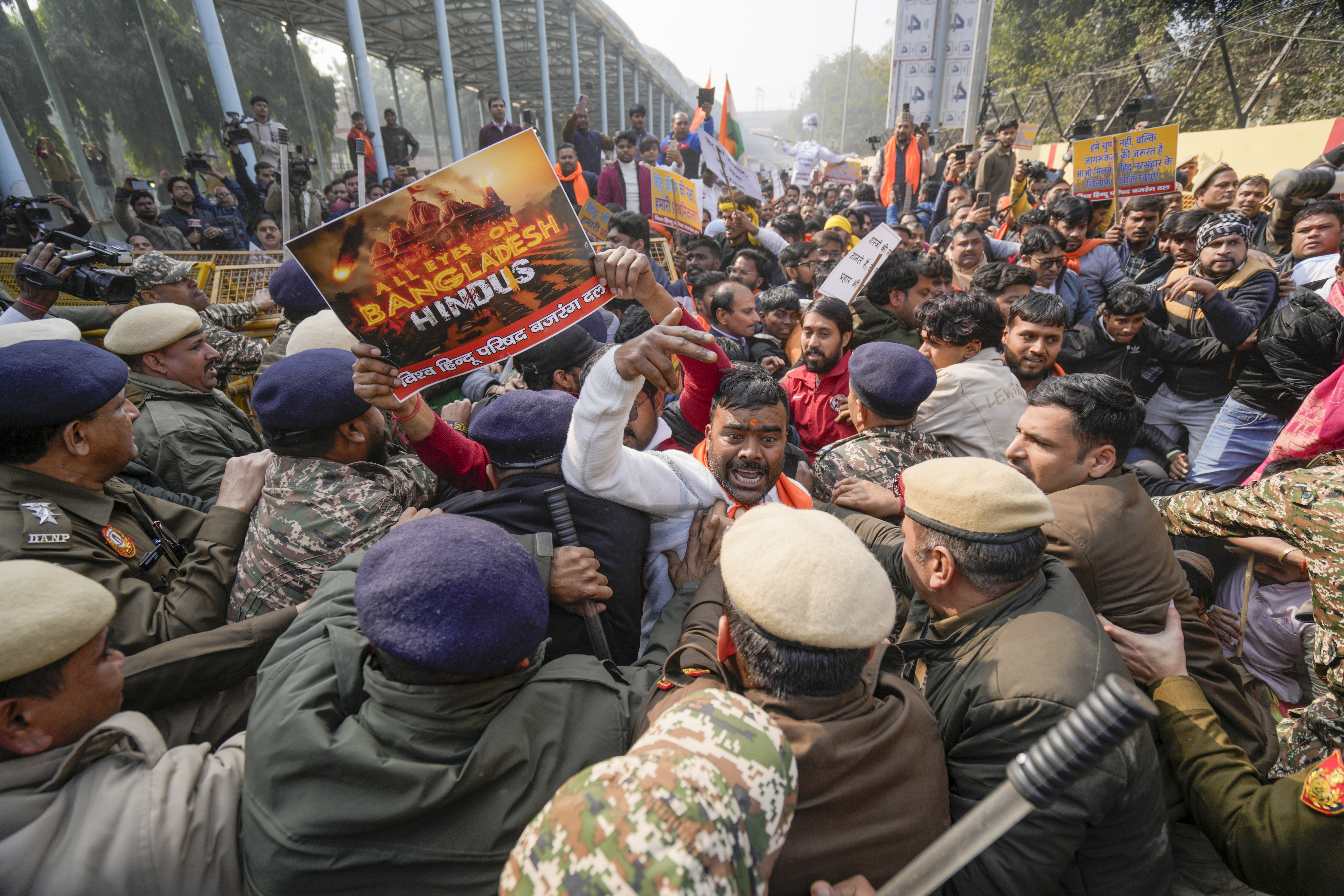ಬಾಂಗ್ಲಾದೇಶದಲ್ಲಿ ಹಿಂದೂಗಳ ಮೇಲಿನ ದಾಳಿಯನ್ನು ಖಂಡಿಸಿ ನವದೆಹಲಿಯಲ್ಲಿ ವಿಶ್ವಹಿಂದೂ ಪರಿಷತ್‌ ಹಾಗೂ ಬಜರಂಗದಳದ ಕಾರ್ಯಕರ್ತರು ಬ್ಯಾರಿಕೇಡ್‌ ಹತ್ತಿ ಬಾಂಗ್ಲಾ ಹೈ ಕಮಿಷನ್‌ ಕಚೇರಿ ಒಳಗೆ ನುಗ್ಗಲು ಯತ್ನಿಸಿದರು–ಪಿಟಿಐ ಚಿತ್ರ