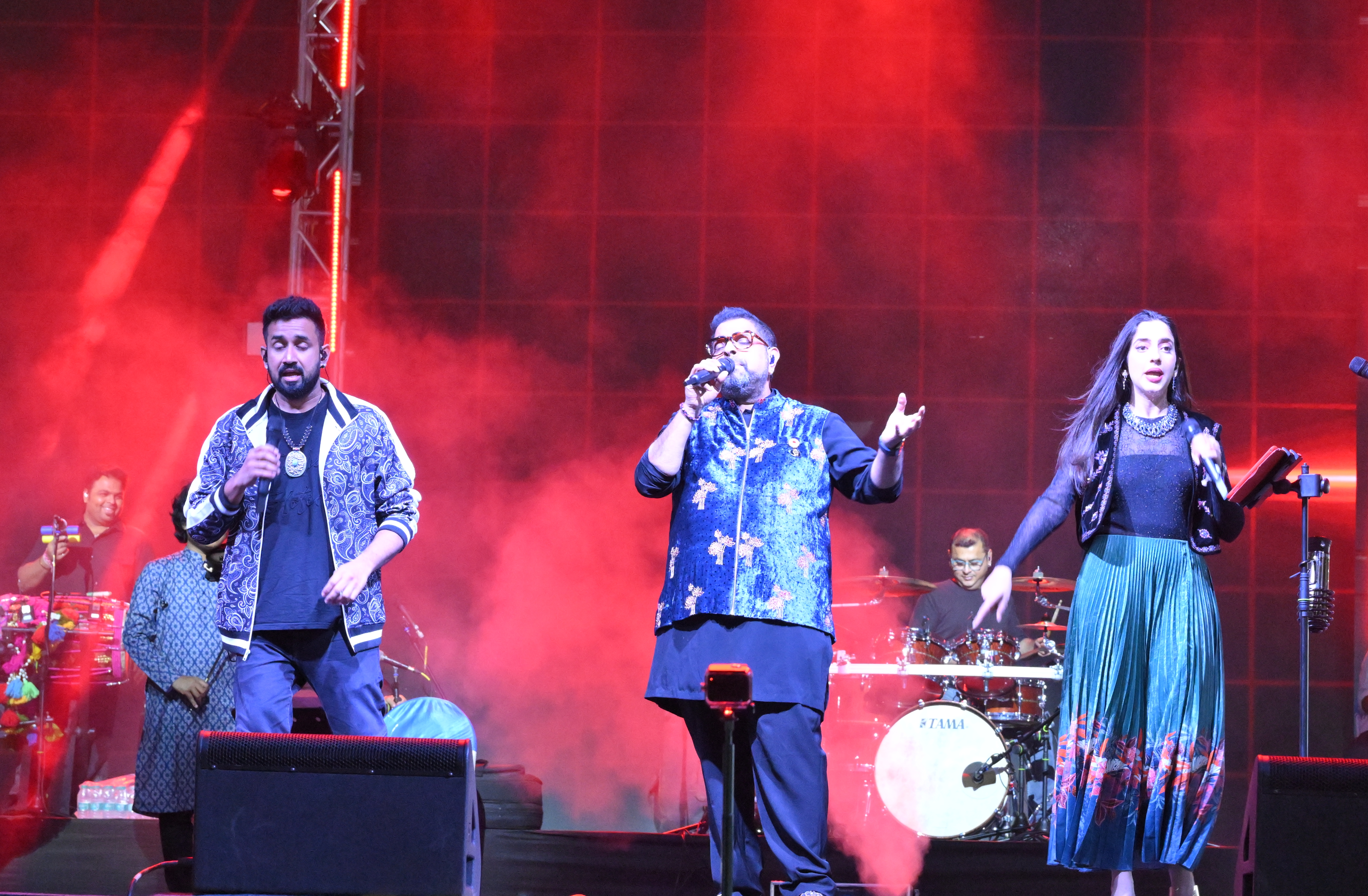 ಕಾರವಾರದಲ್ಲಿ ನಡೆಯುತ್ತಿರುವ ಕರಾವಳಿ ಉತ್ಸವ ಸಪ್ತಾಹದಲ್ಲಿ ಬಾಲಿವುಡ್ ಗಾಯಕ ಶಂಕರ ಮಹಾದೇವನ್ ಮತ್ತು ತಂಡದವರು ಸಂಗೀತ ಕಾರ್ಯಕ್ರಮ ಪ್ರಸ್ತುತಪಡಿಸಿದರು.