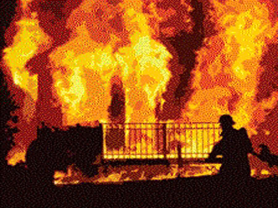 ಬಾಂಗ್ಲಾದಲ್ಲಿ ಹಿಂದೂಗಳ ಮನೆಗೆ ಬೆಂಕಿ: ಕಾಂಪೌಂಡ್ ಜಿಗಿದು ಜೀವ ಉಳಿಸಿಕೊಂಡ ಕುಟುಂಬ