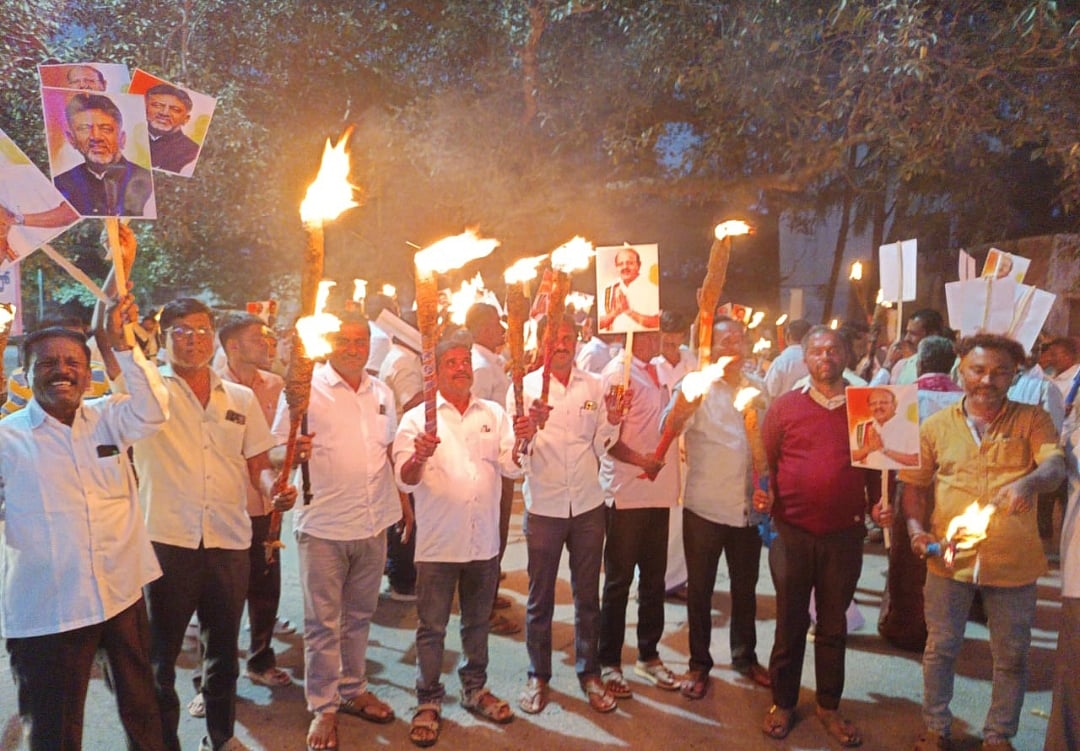 ಶಿರಾ: ಜಯಚಂದ್ರಗೆ ಸಚಿವ ಸ್ಥಾನಕ್ಕೆ ಒತ್ತಾಯಿಸಿ ಪಂಜಿನ ಮೆರವಣಿಗೆ